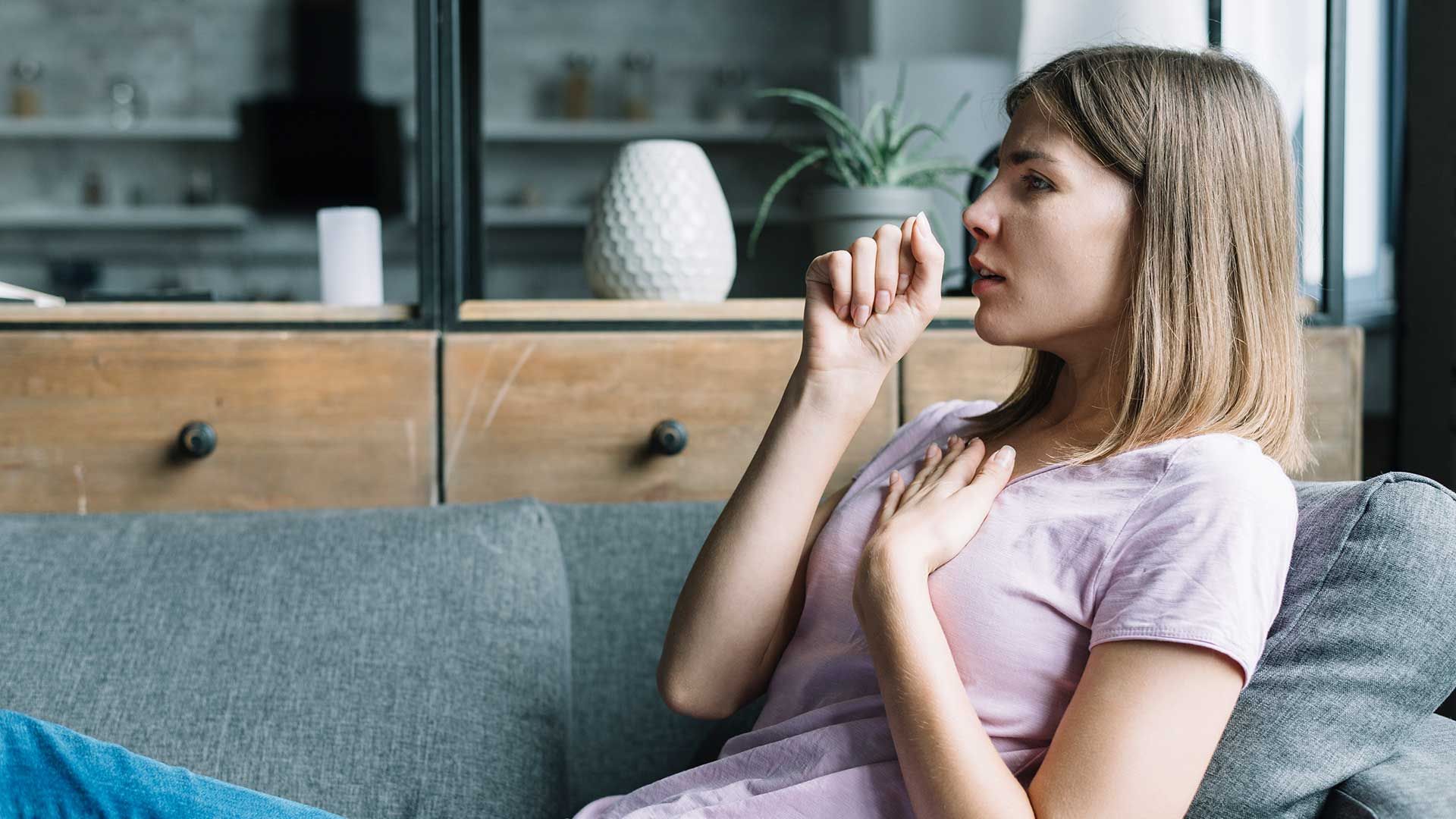 Mujer inhalando