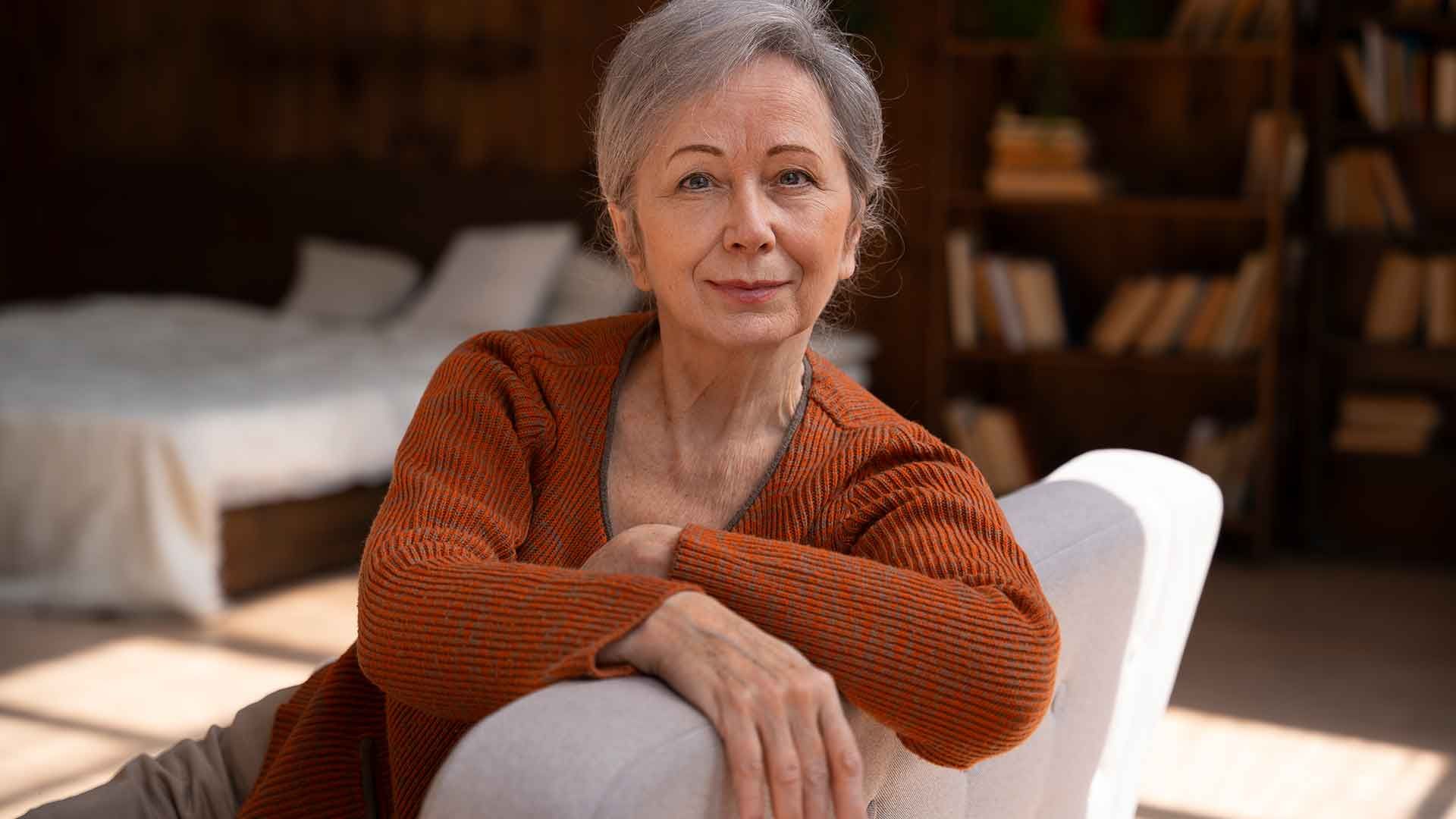Mujer adulta en un sofá