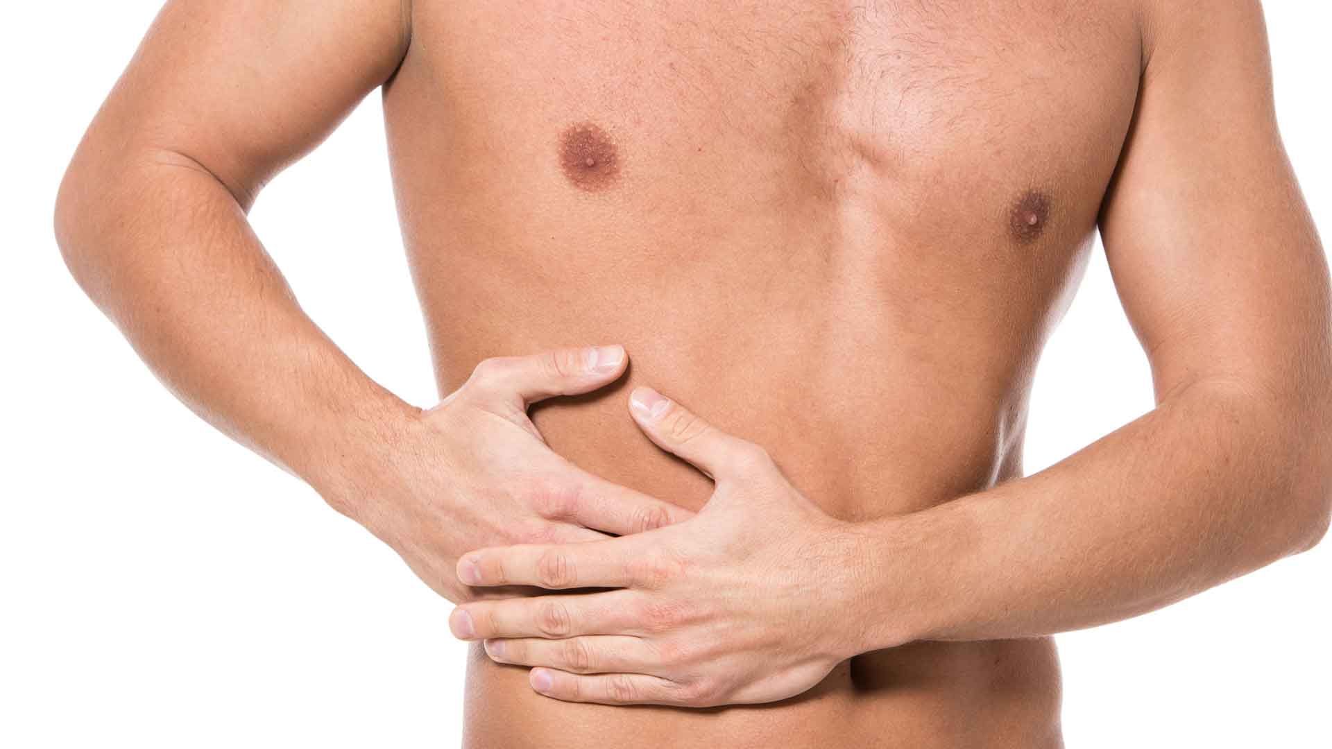 Hombre con dolor en el hígado