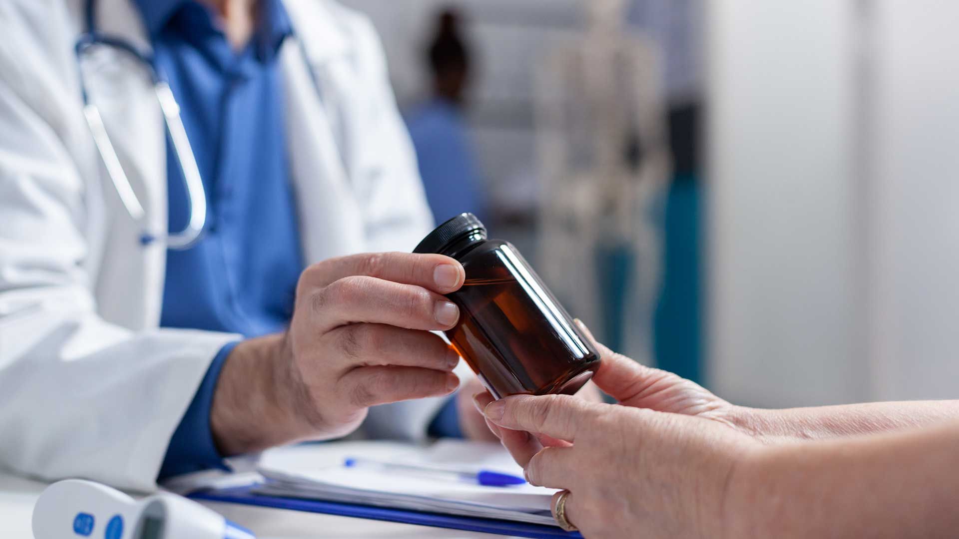 Médico entregando un medicamento