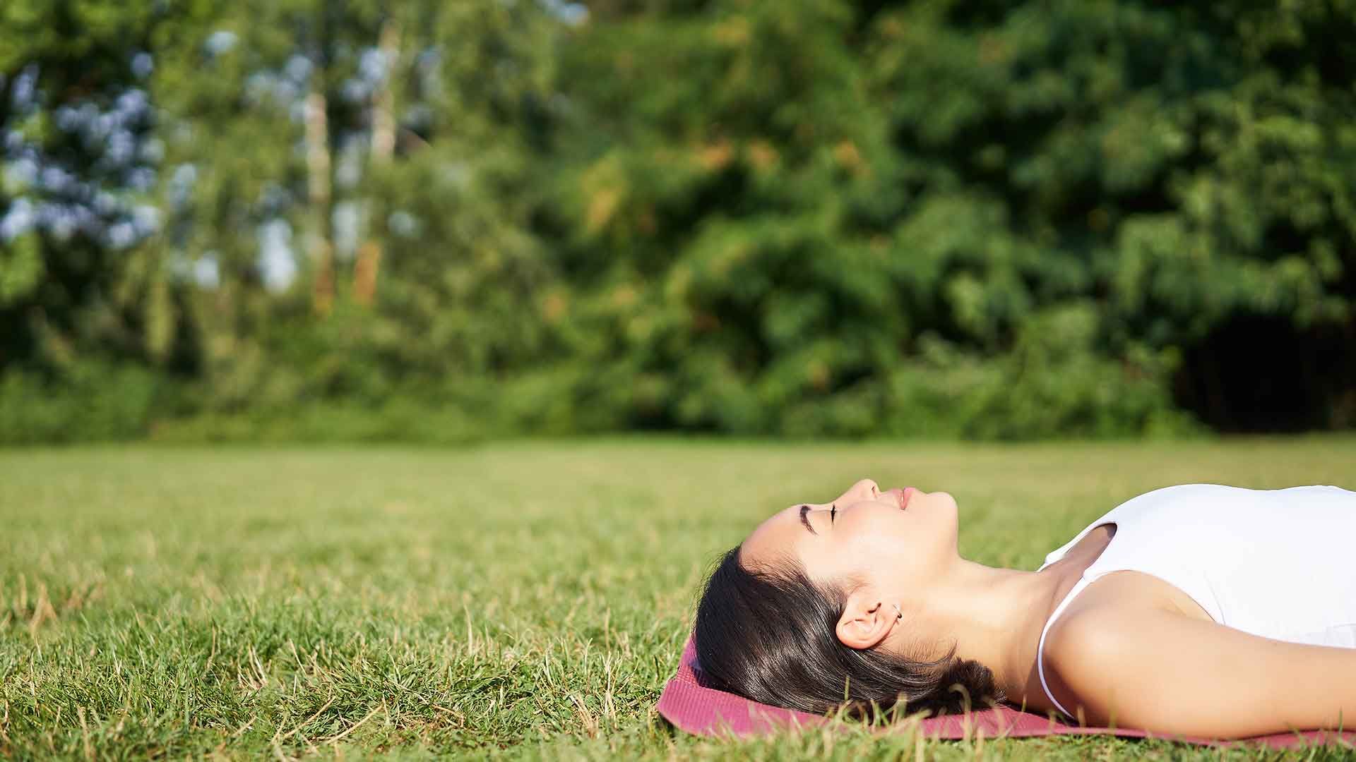 Mujer respirando estirada