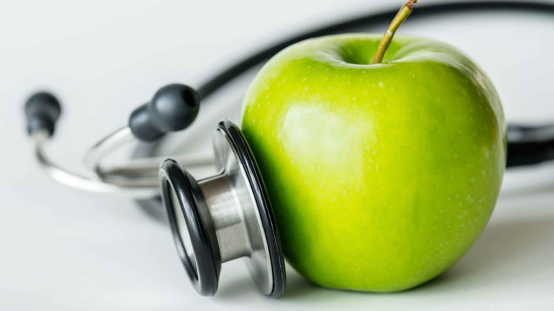 Manzana y estetoscopio
