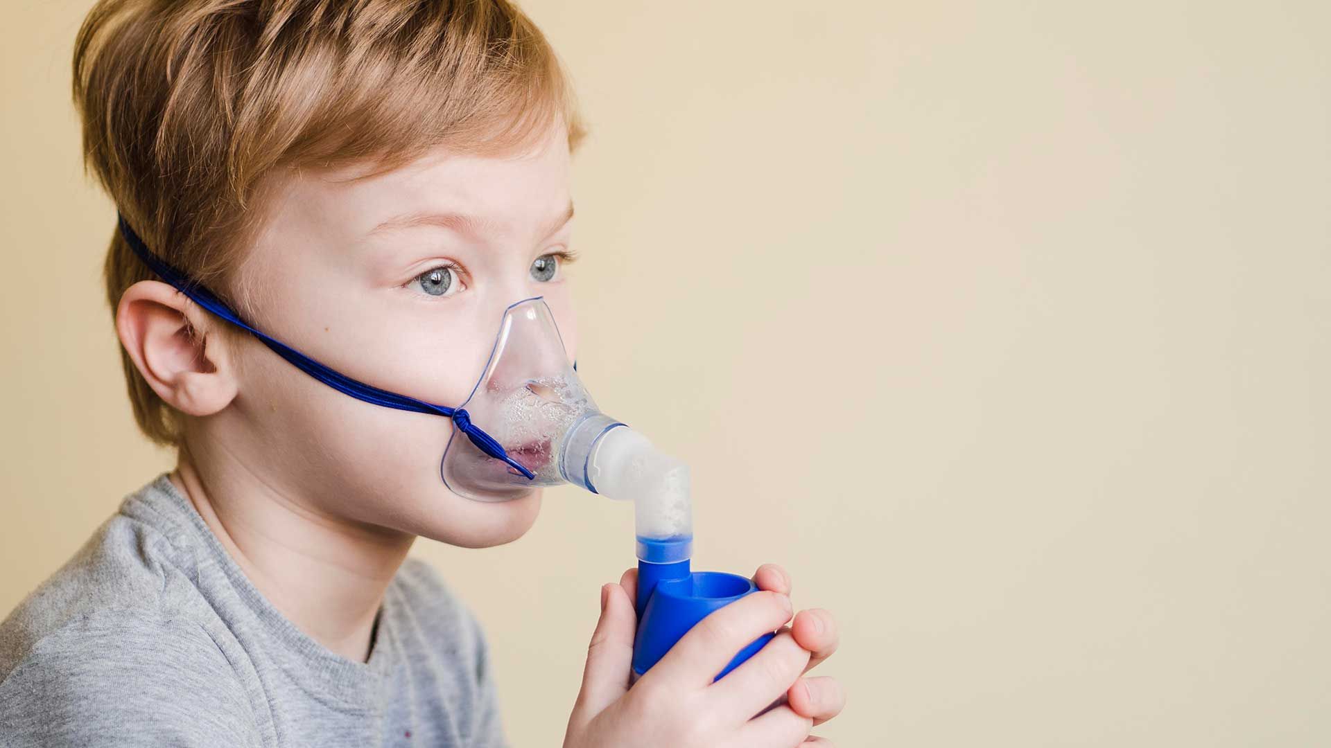 Niño con un inhalador