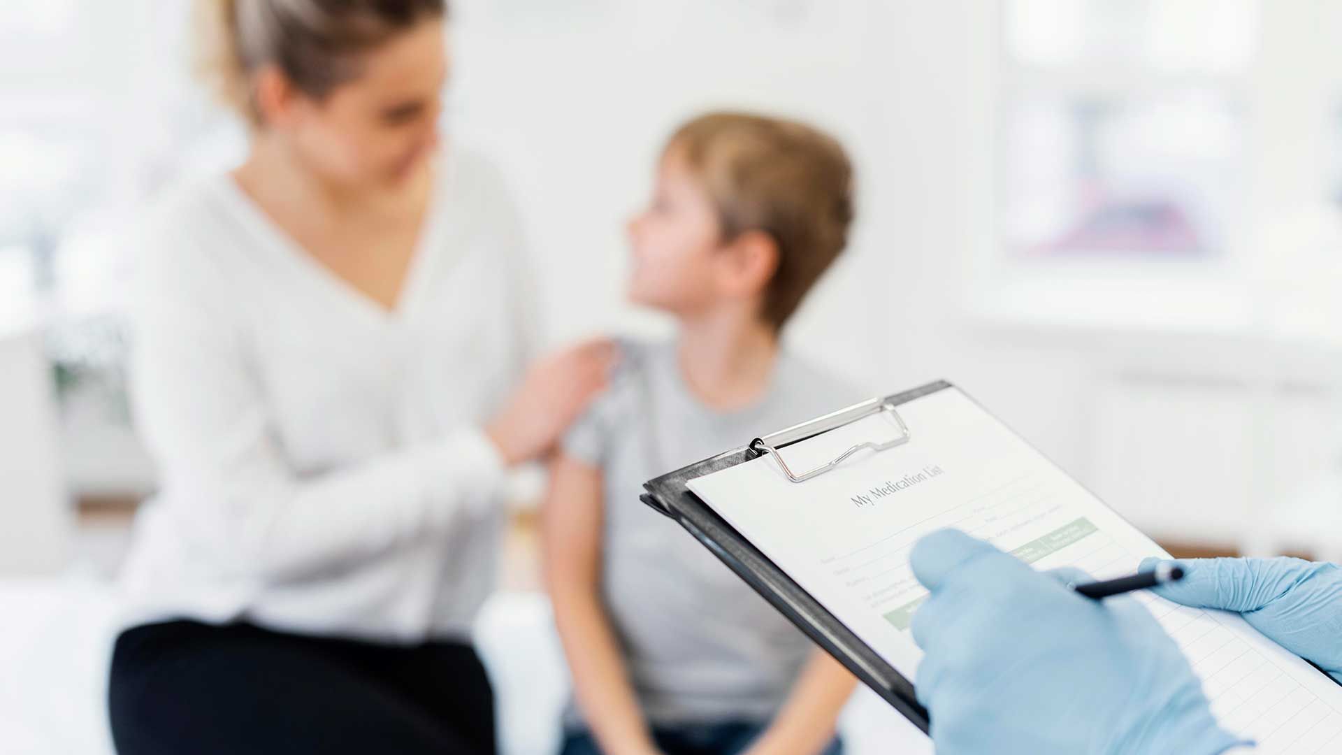 Niño en el médico