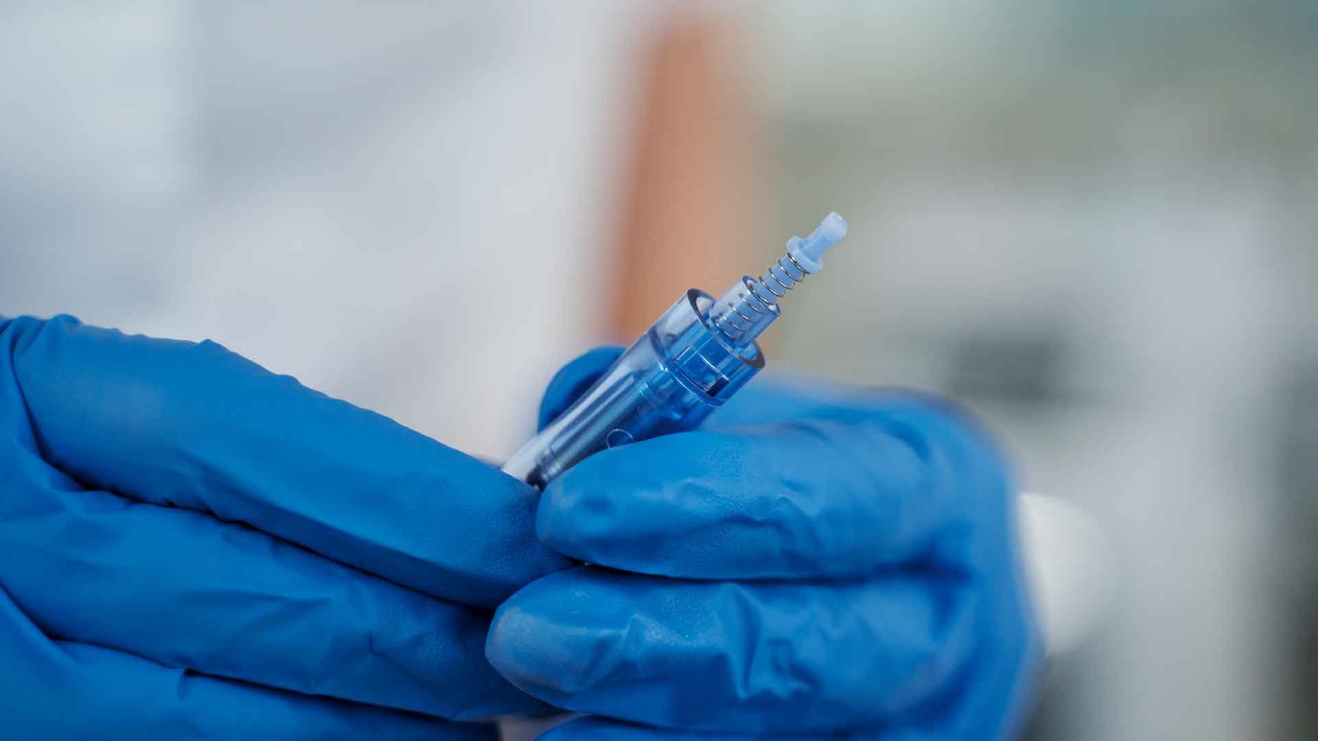 Catéter en manos de un médico
