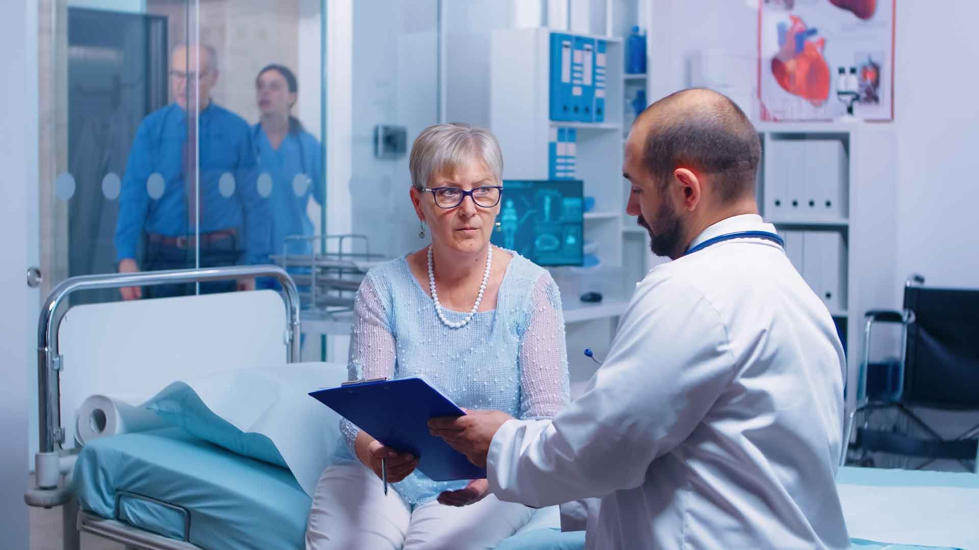 Paciente y doctor en hasbitacion