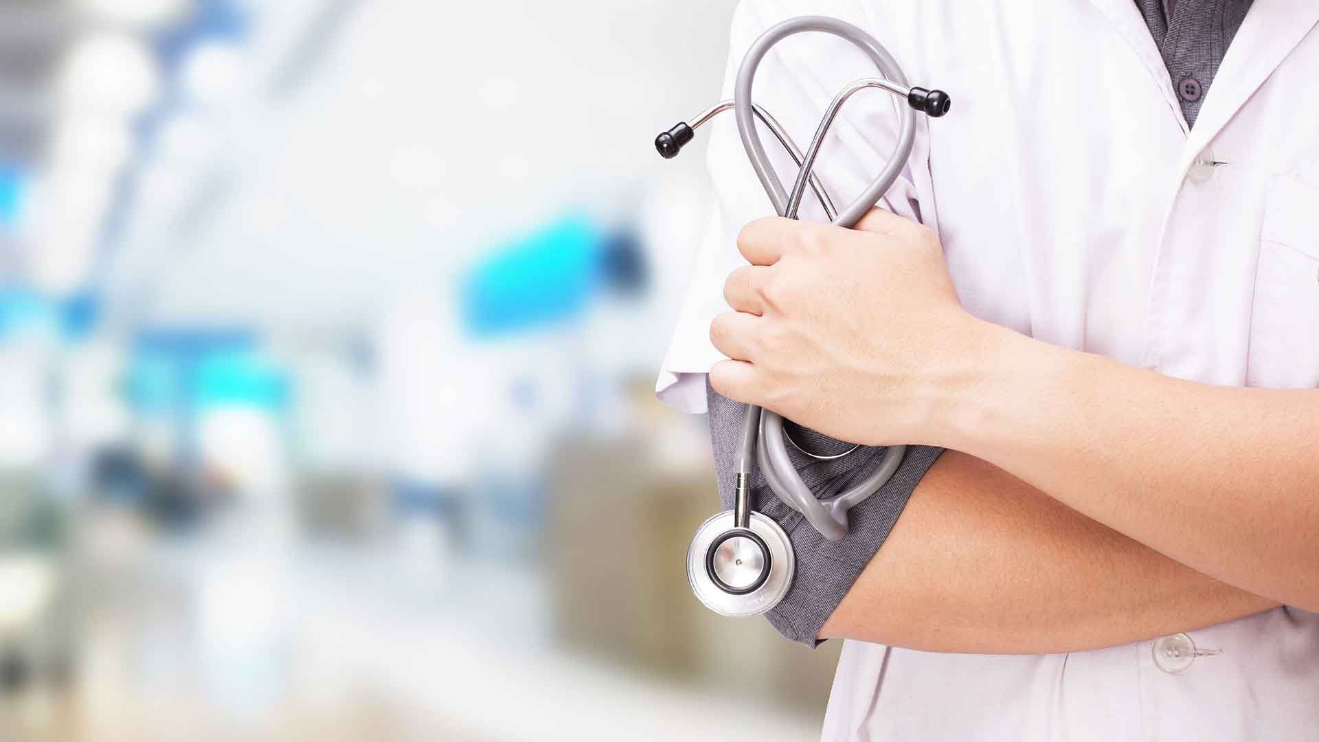 Doctor con estetoscopio