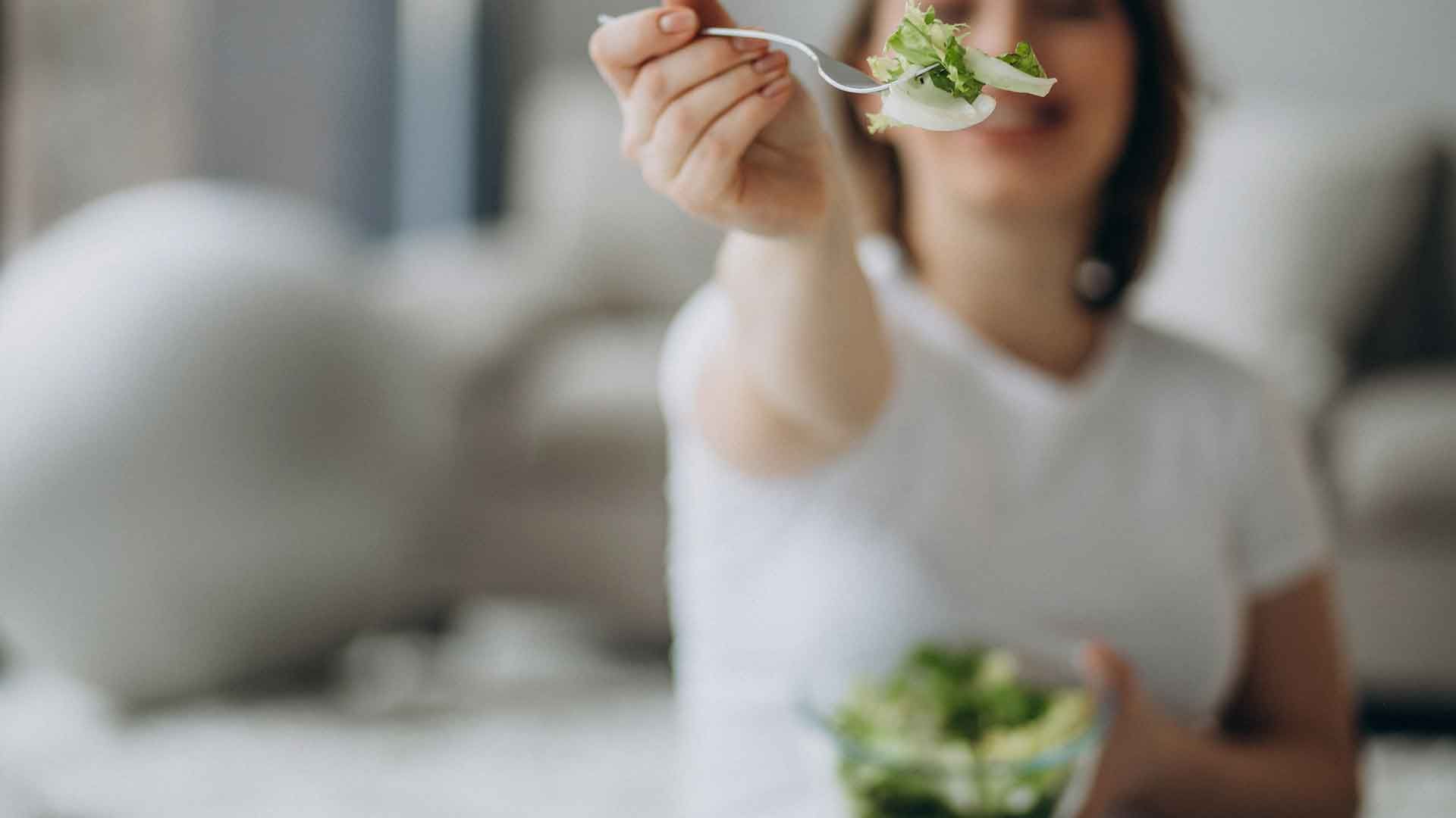 Mujer con ensalada