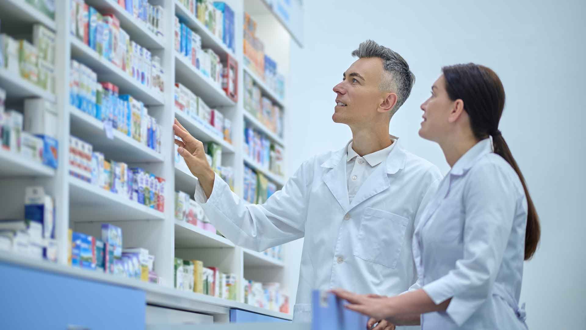 Farmacia con dos empleados en el almacén