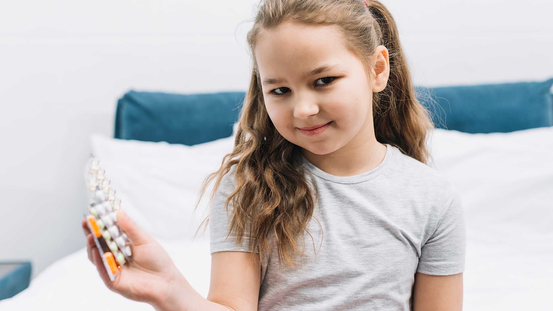 Niña con medicamerntos