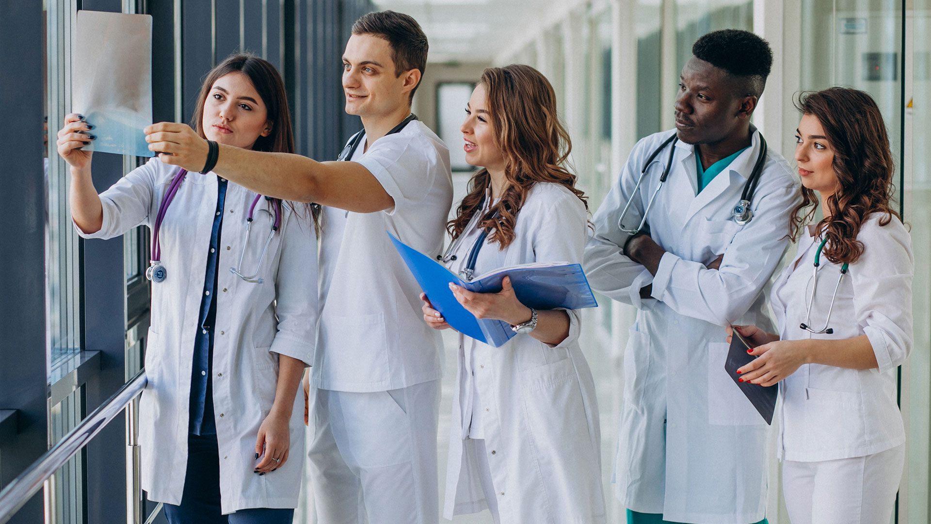 Médicos viendo resultados