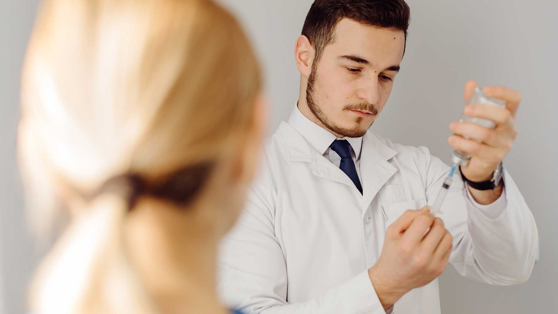 Doctor tratando a una paciente