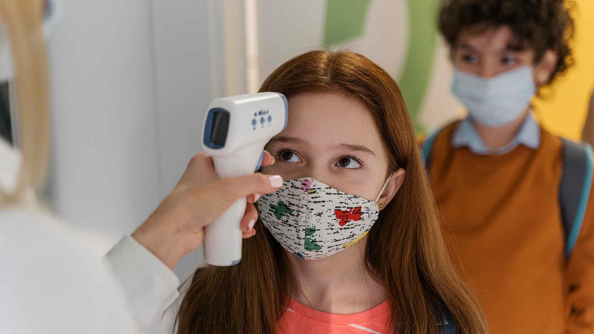 Toma de temperatura a niños