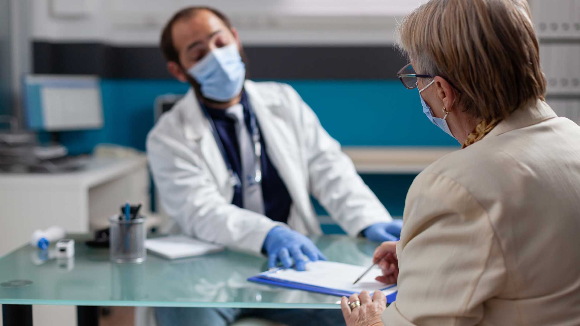 Doctor y paciente en consulta