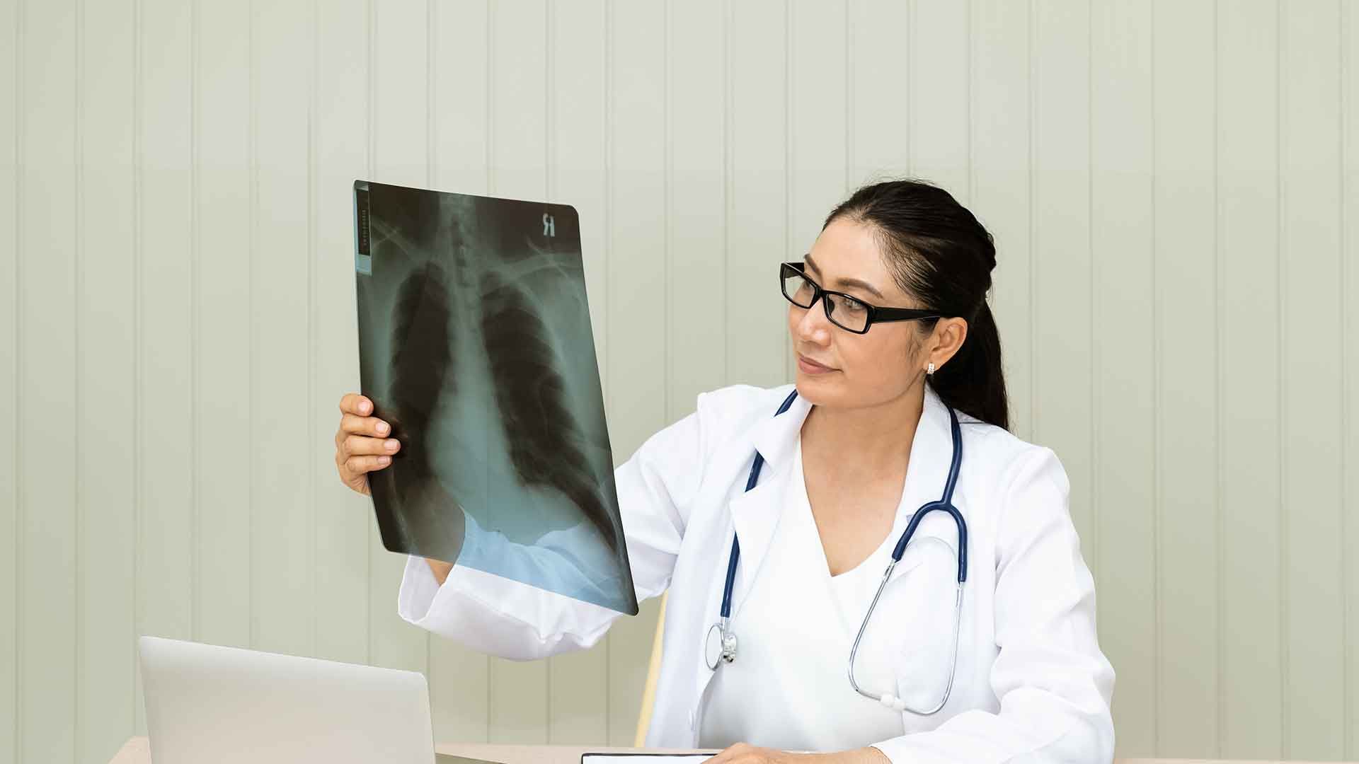 Doctora examinando radiografía