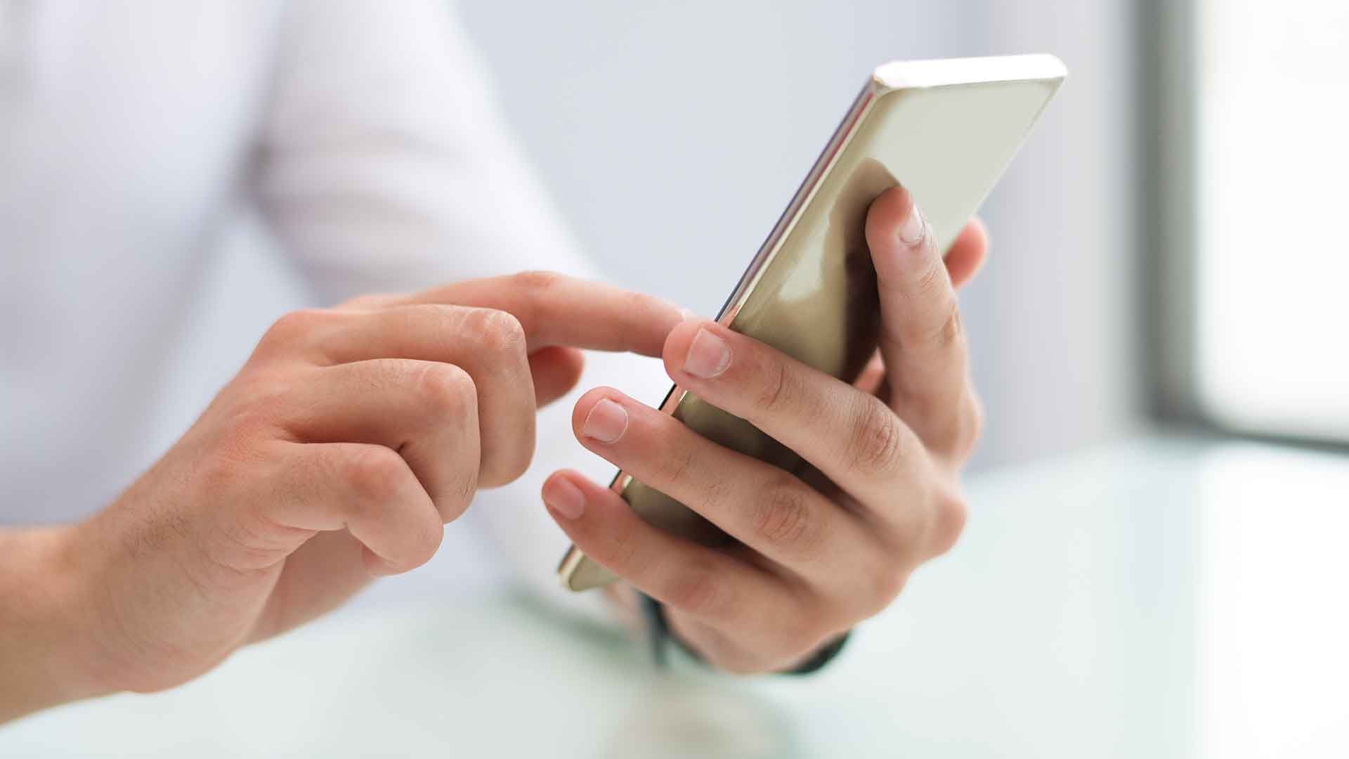 Persona gestionando un móvil