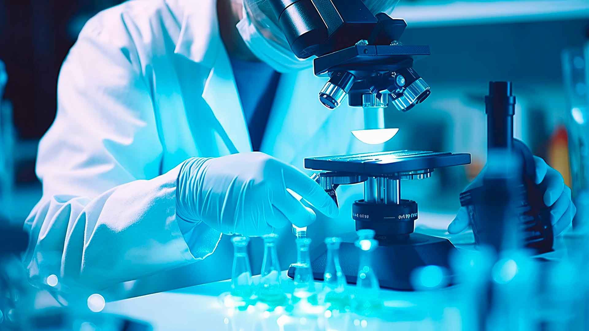 Investigador con microscopio