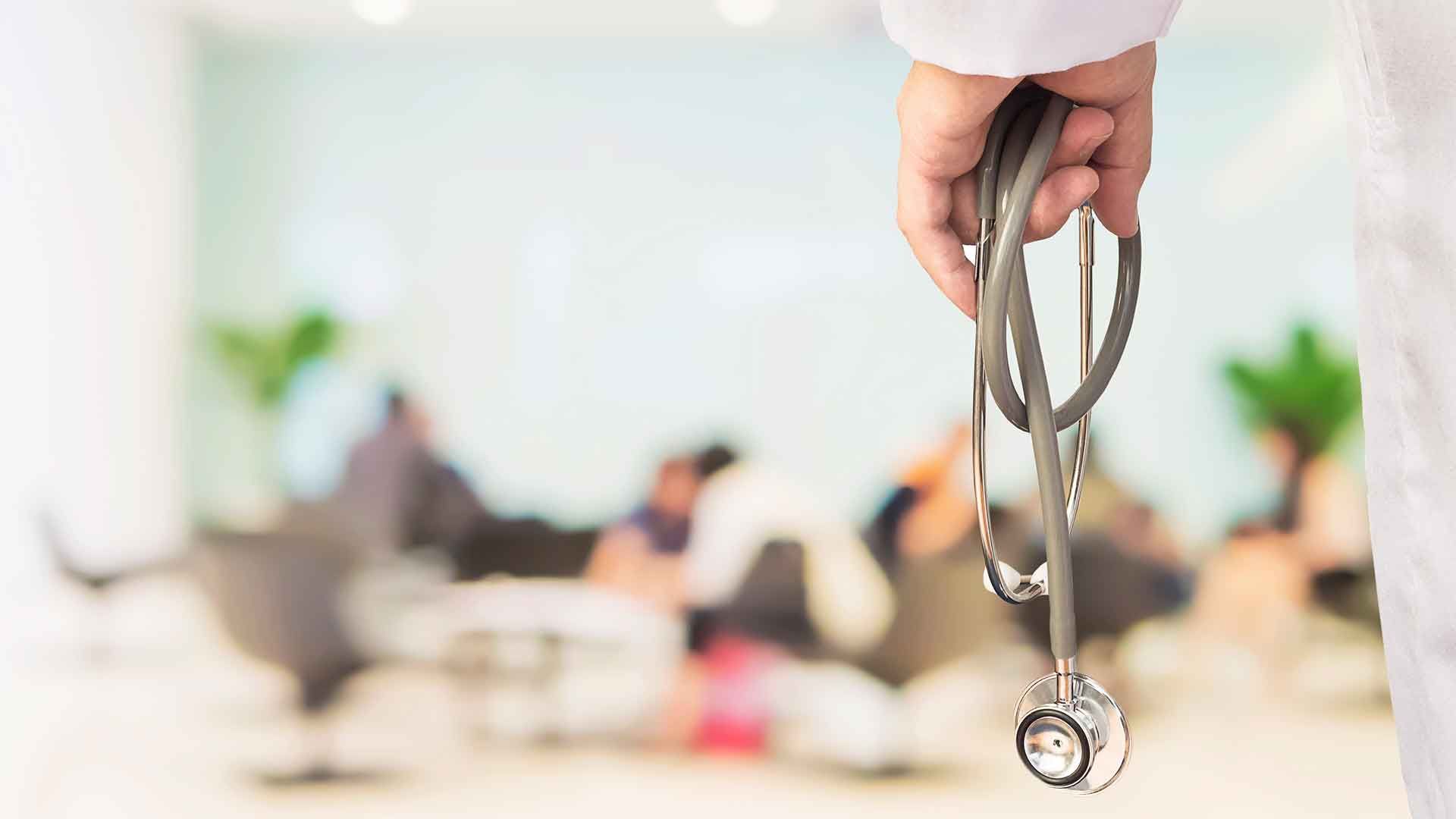 Médico con estetoscopio