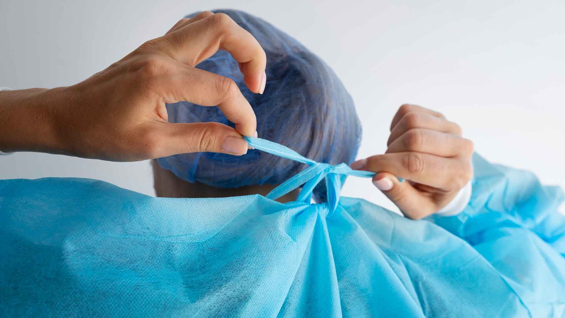 Médico preparándose
