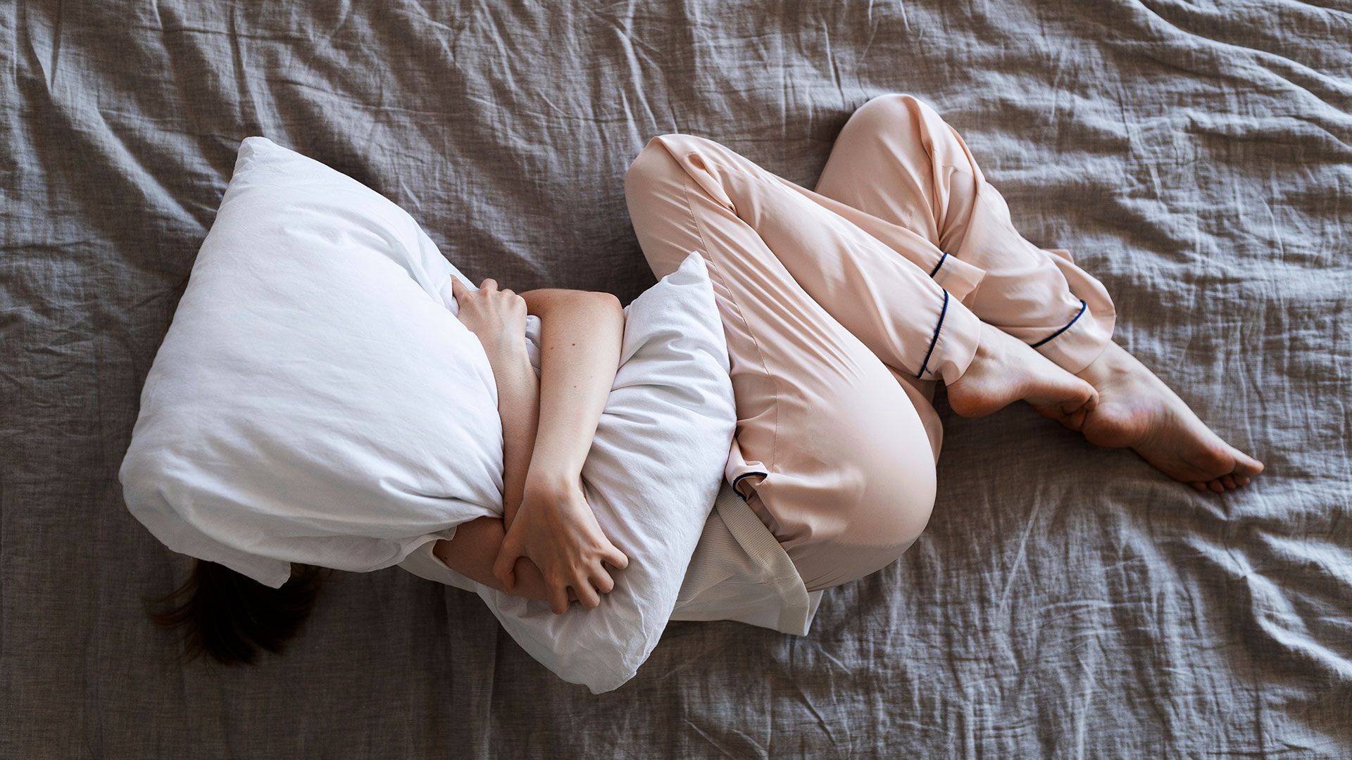 Persona con ansiedad en la cama