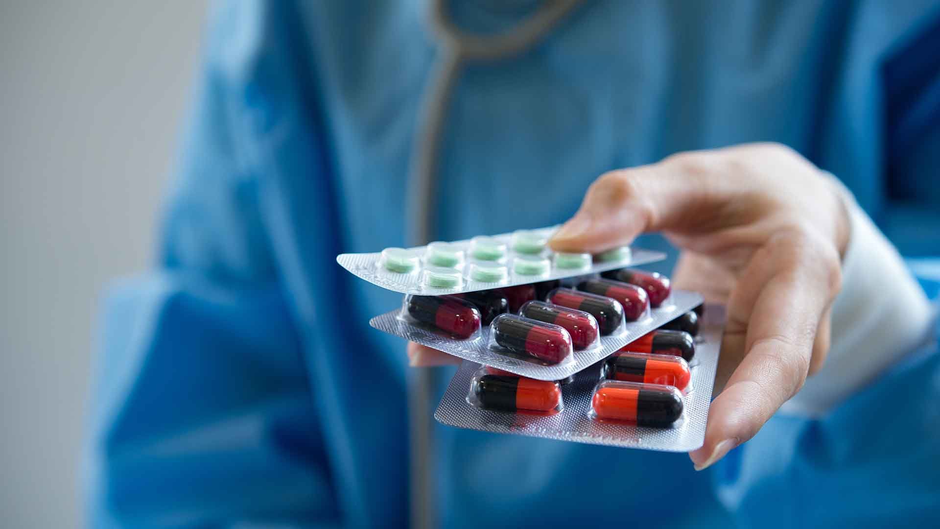Médico con medicamentos