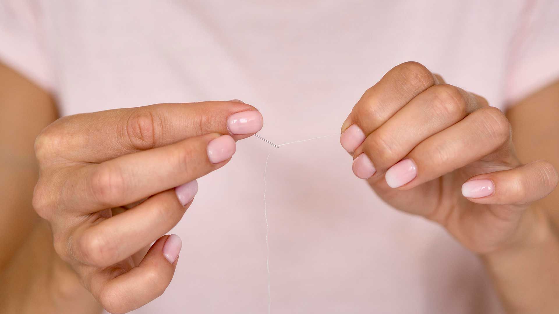 Mujer mostrando un parche cutáneo