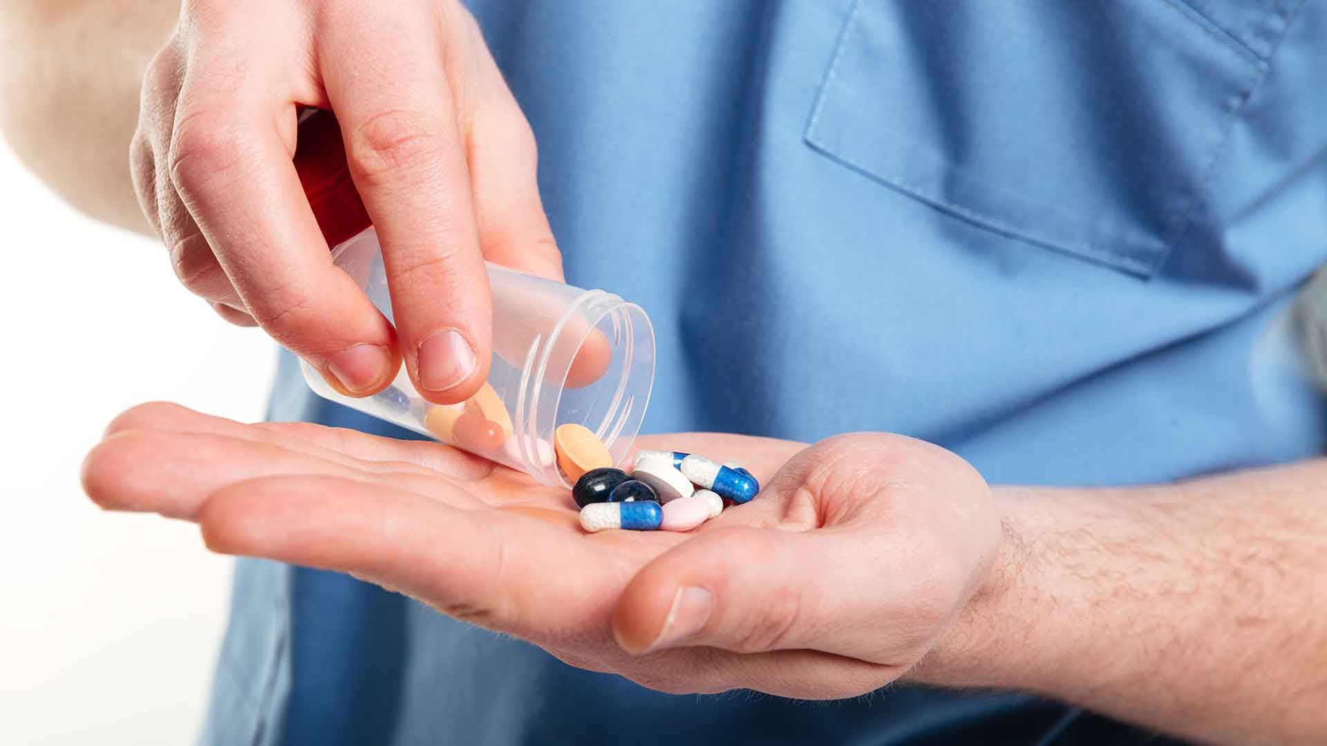 Médico con pastillas