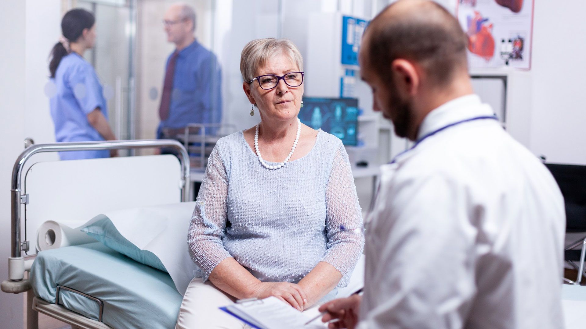 Señora mayor en el médico