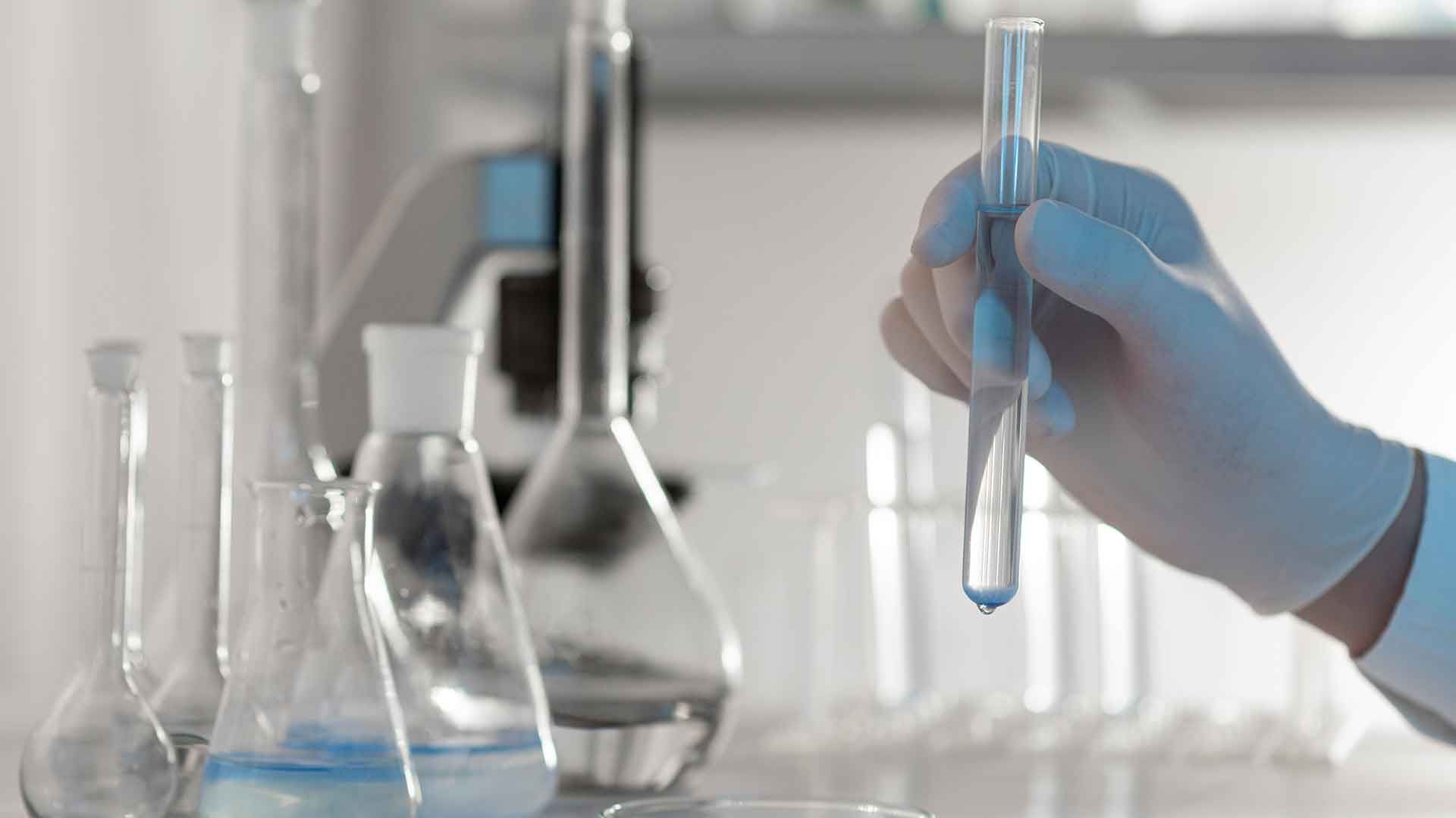 Investigador y probeta
