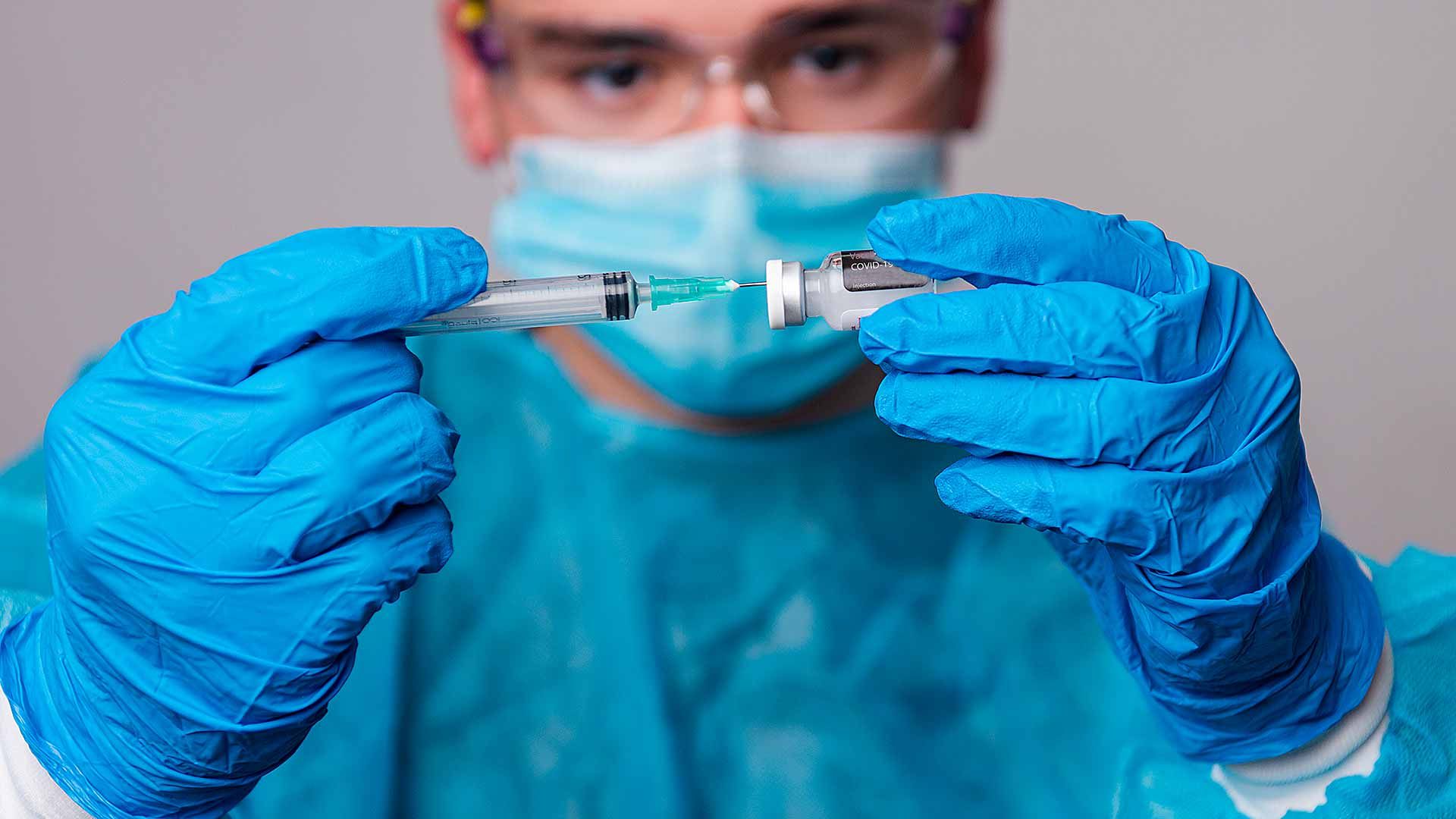 Médico cargando una jeringa