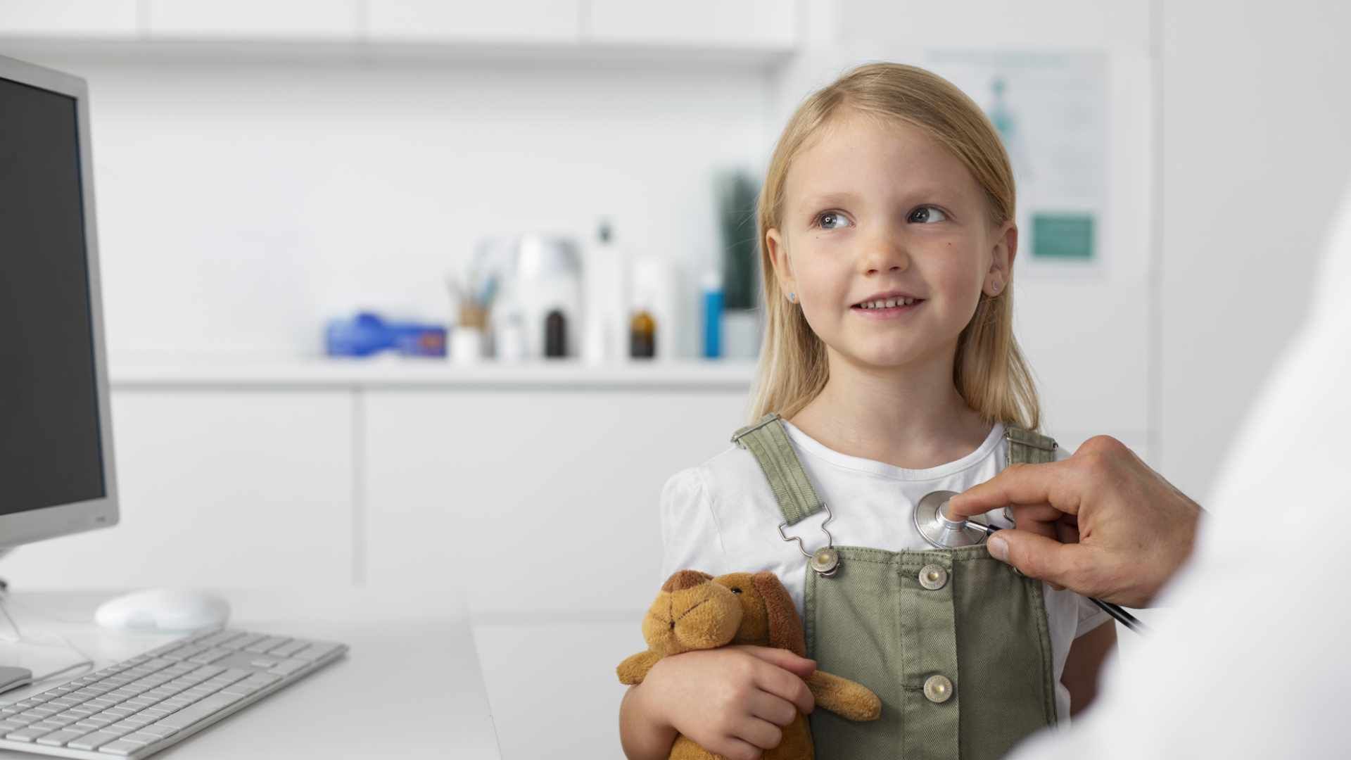 Niña en el consultorio