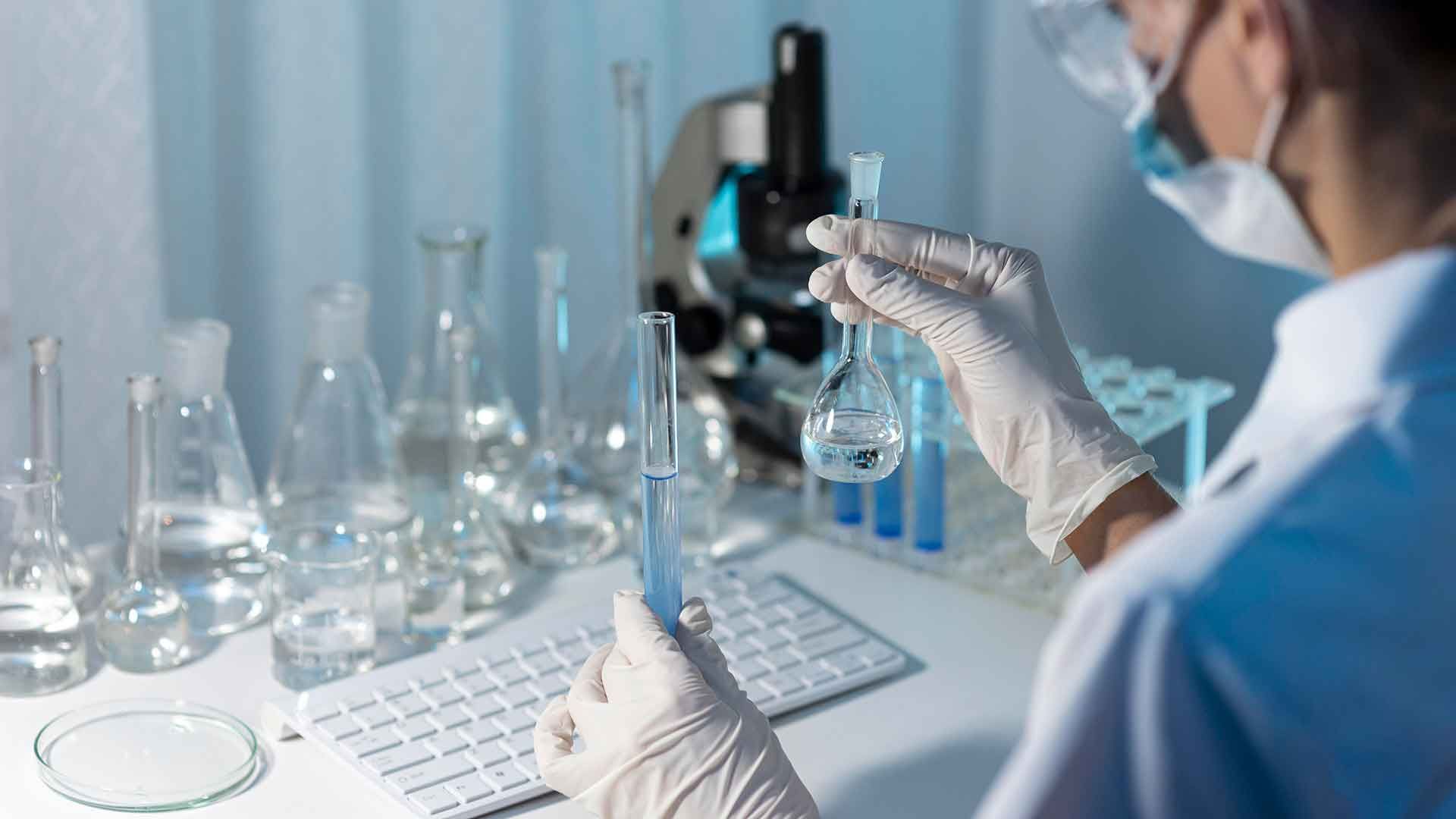 Científica en laboratorio