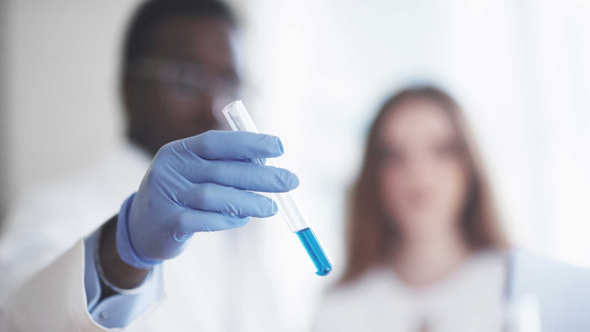 Técnico con una probeta