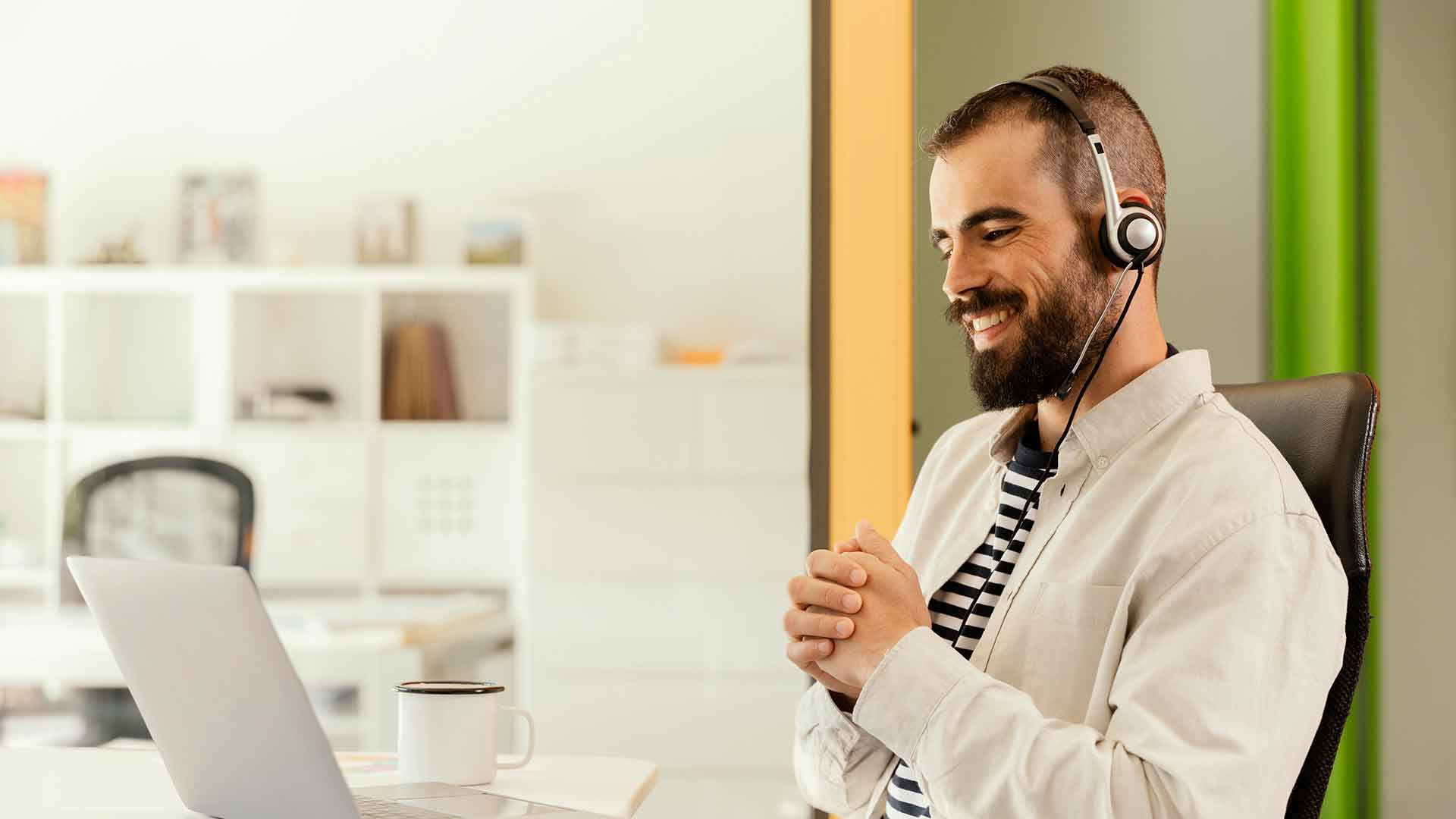 Hombre en videoconferencia