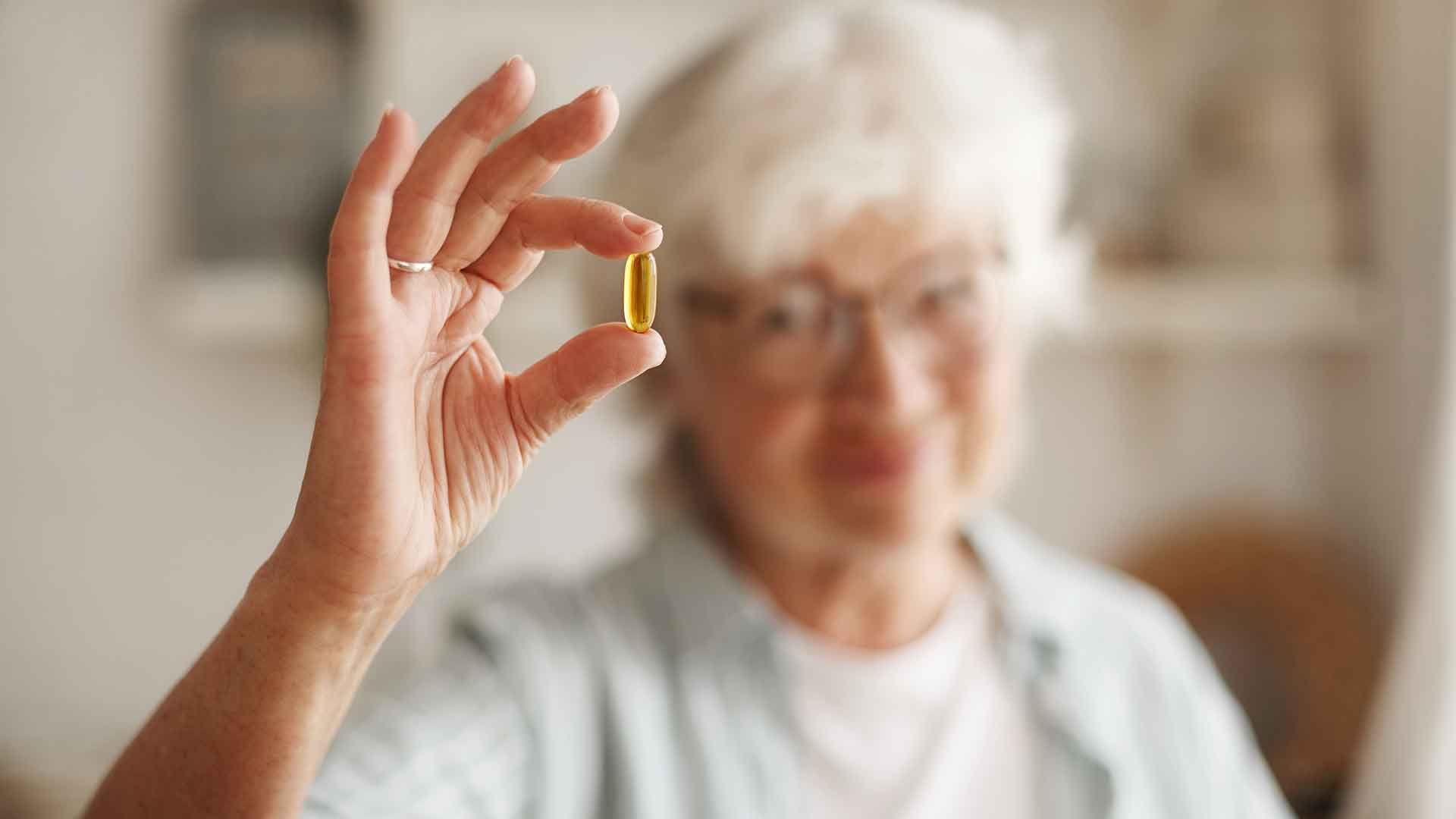 Señora con comprimido sonriendo