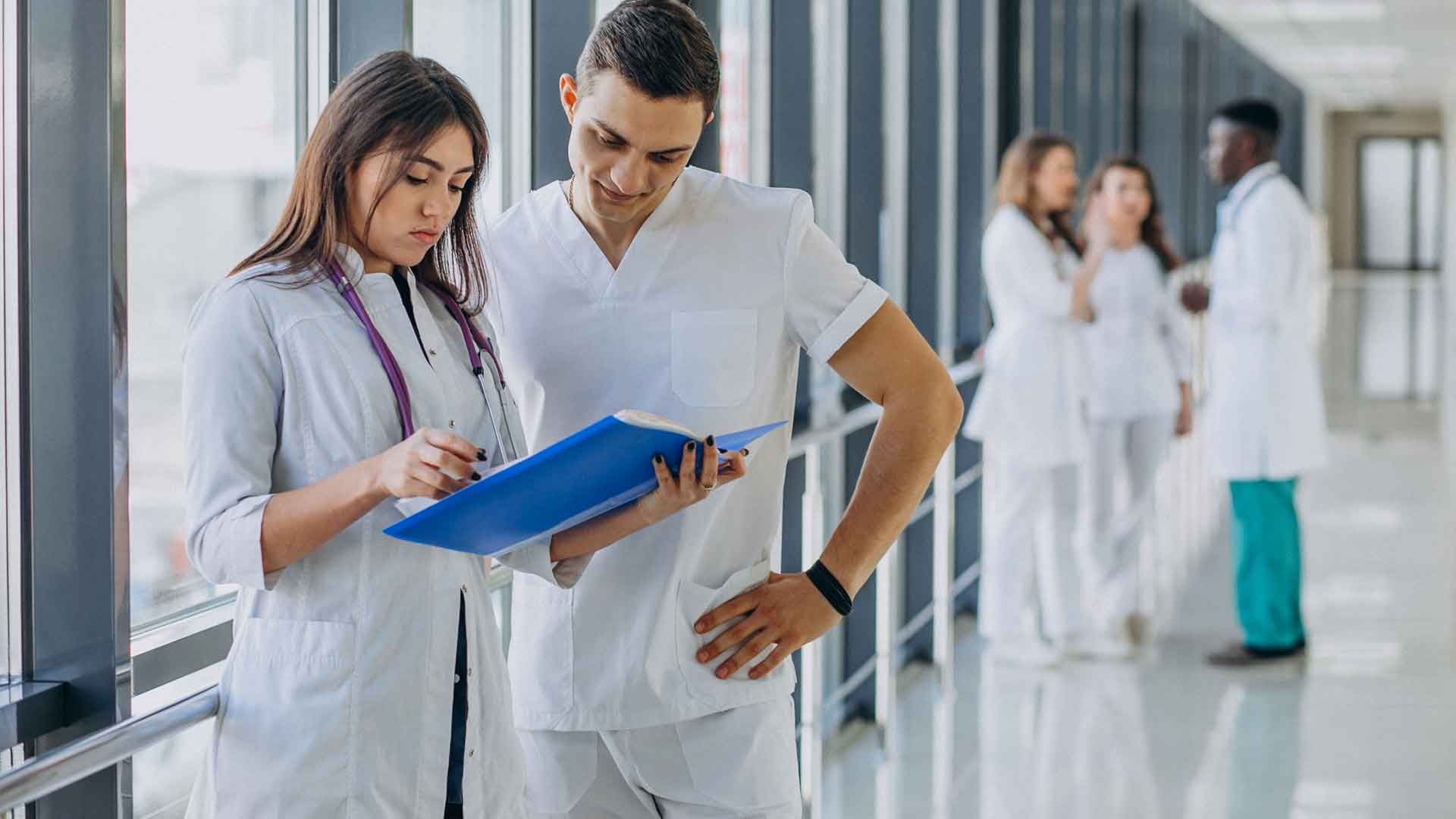 Doctores hablando