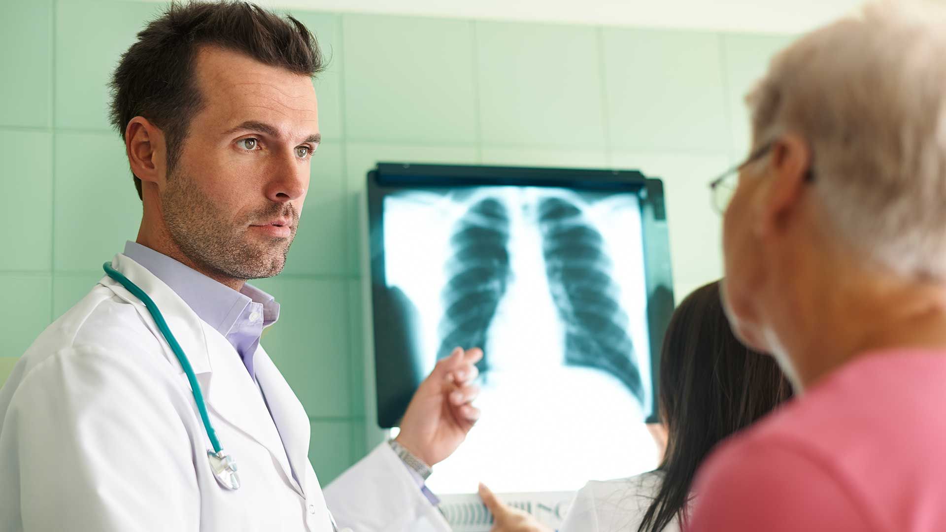 Doctor mostrando una radiografía a un paciente