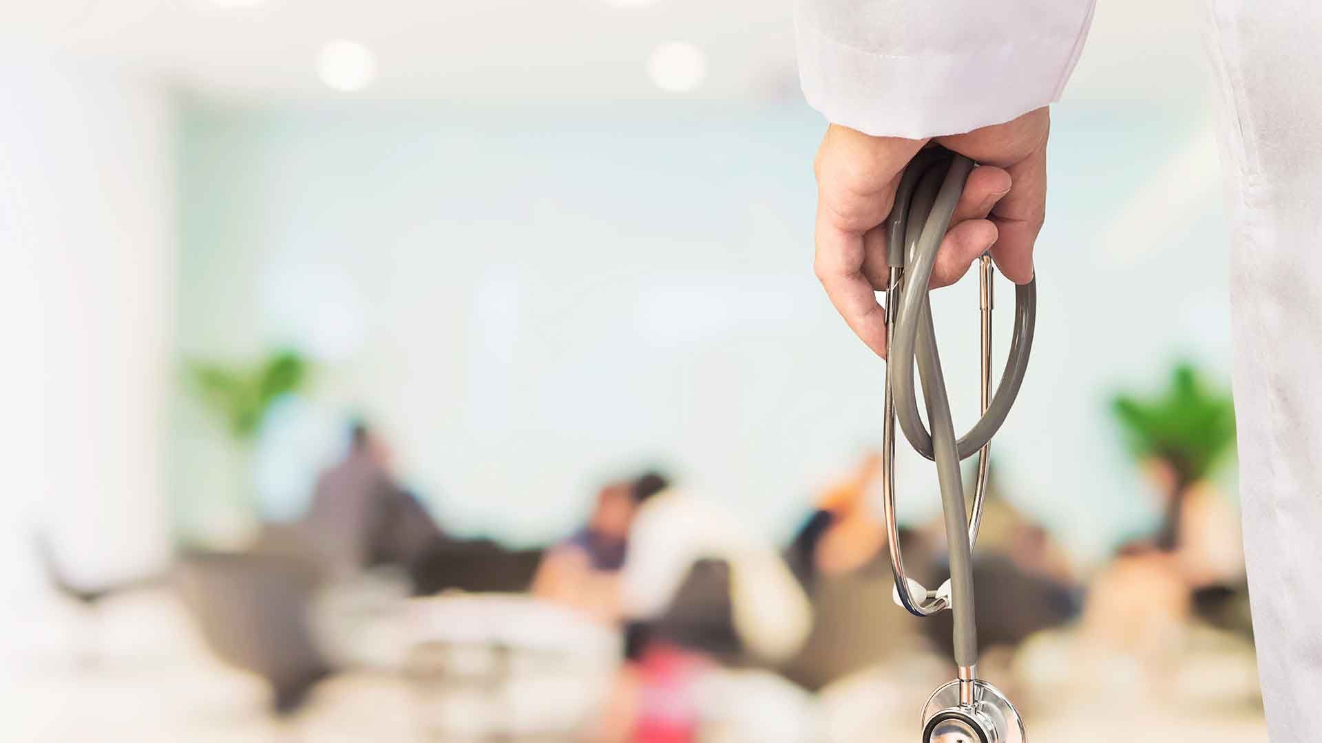 Médico con estetoscopio