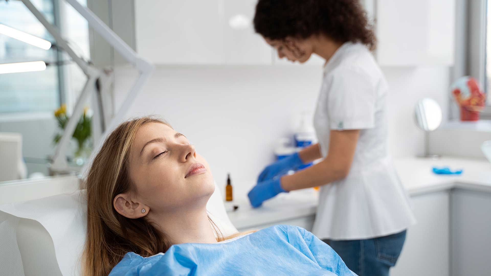 Mujer en la consulta del médico