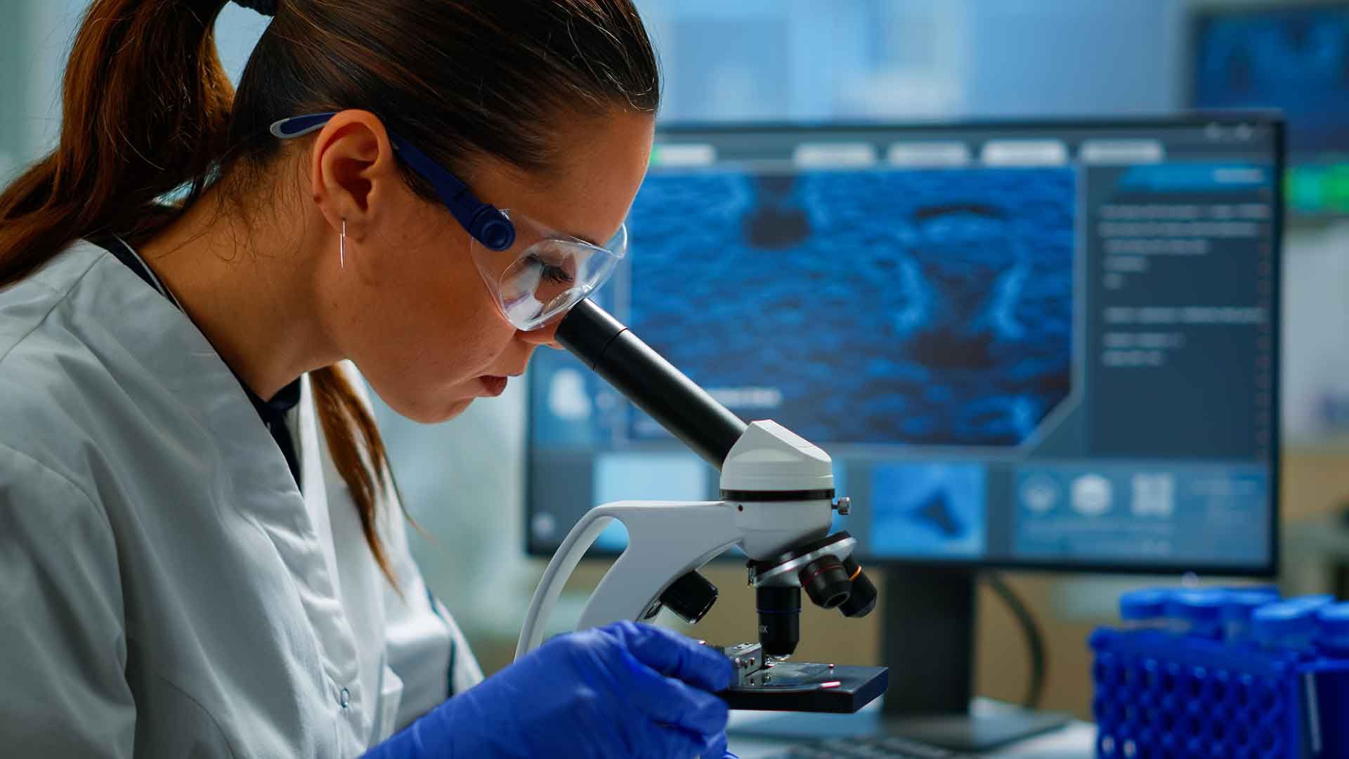 Científica al microscopio