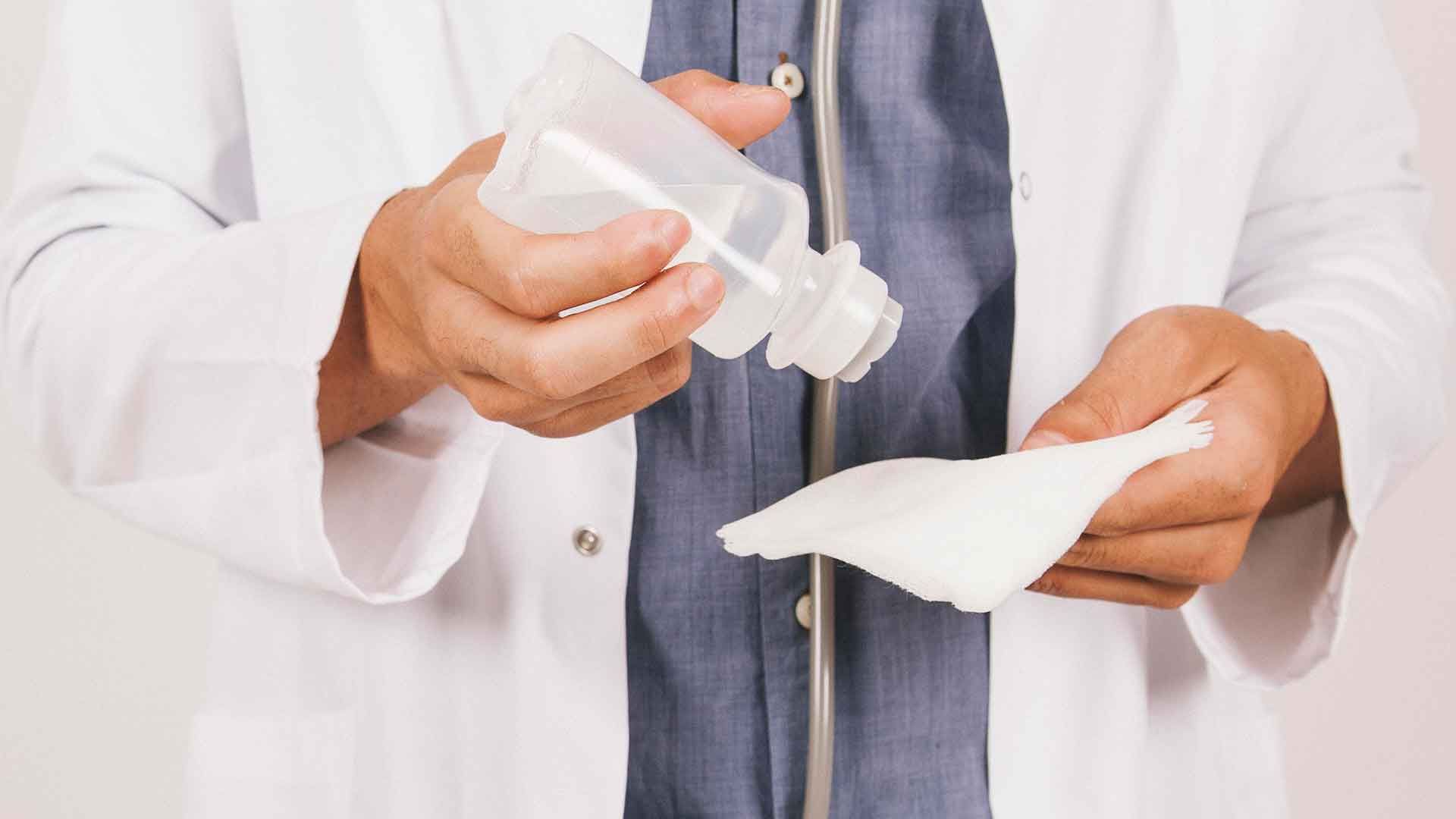Médico preparando una parche