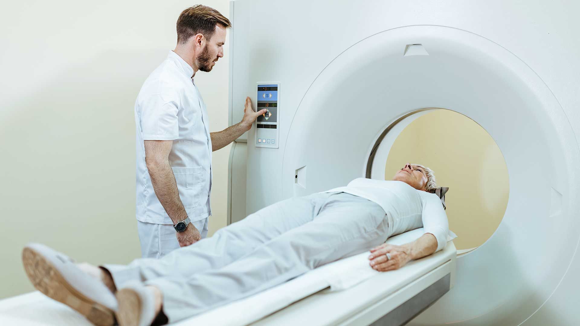 Paciente en una máquina de resonancia magnética
