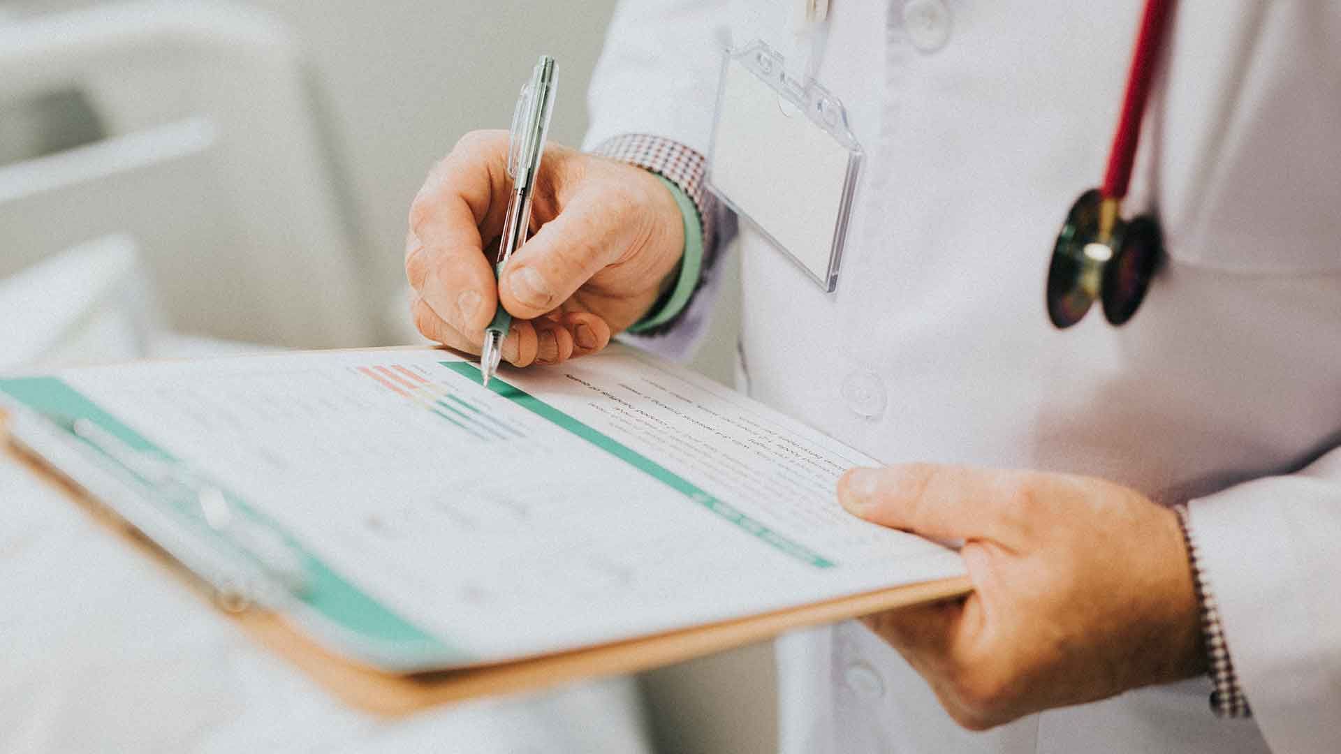Médico tomando notas
