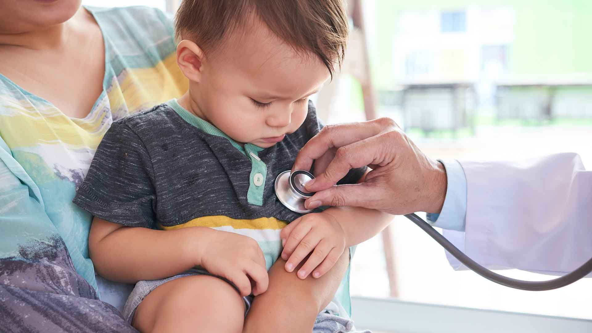 Niño siendo auscultado