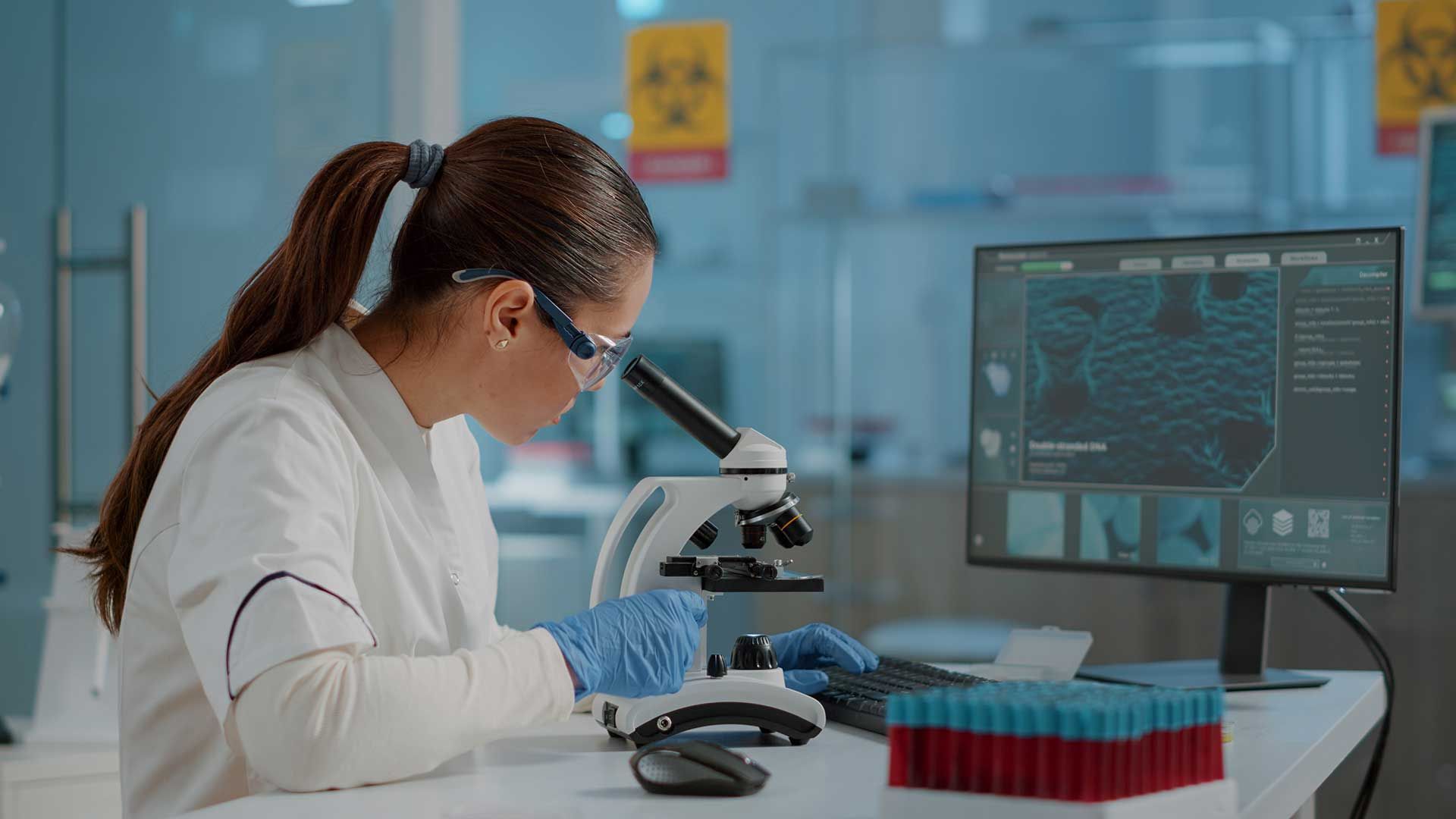 Investigadora con microscopio