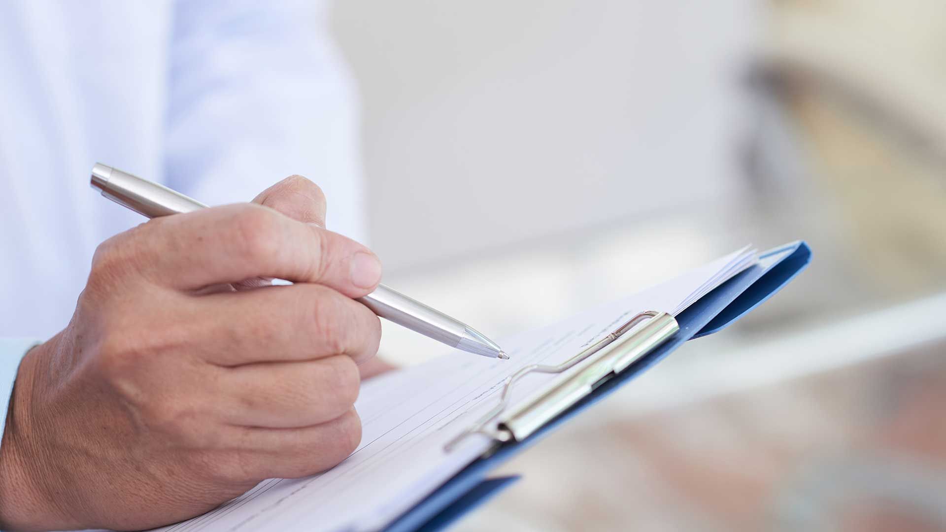 Médico con notas