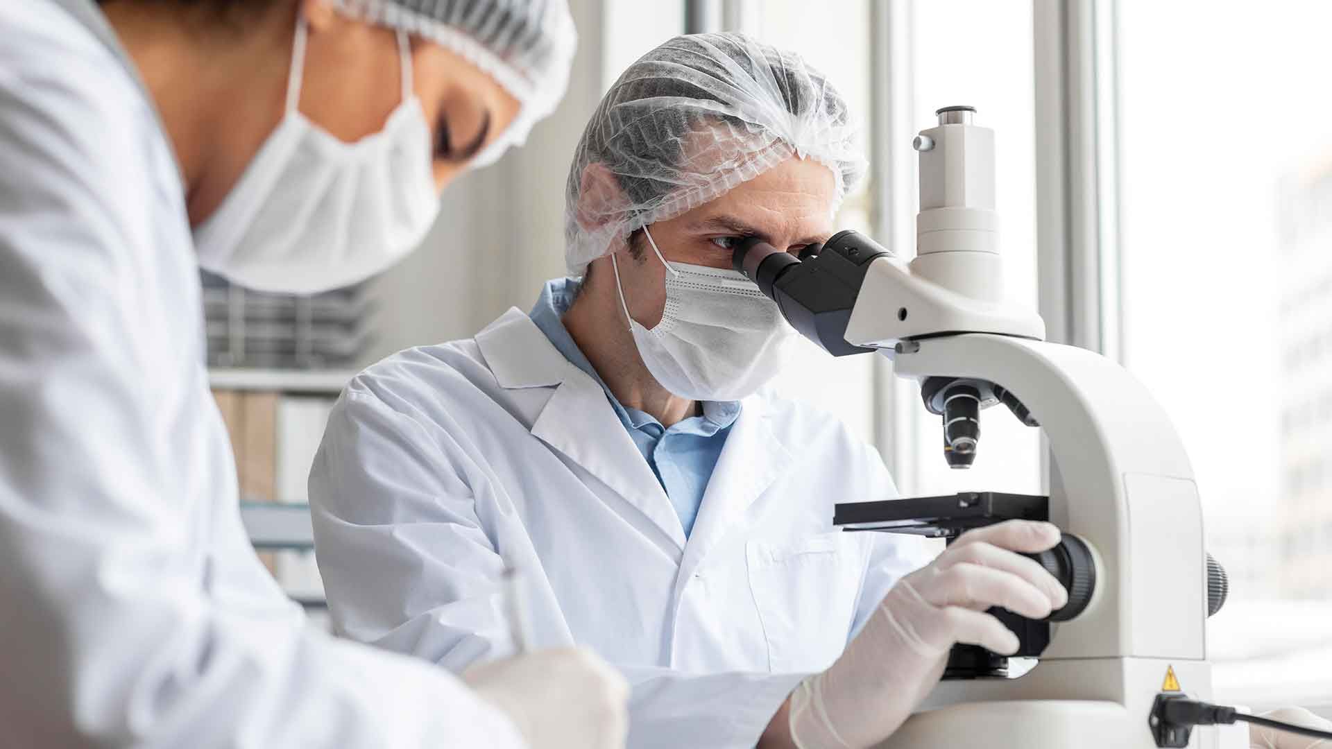 Investigadores con microscopios