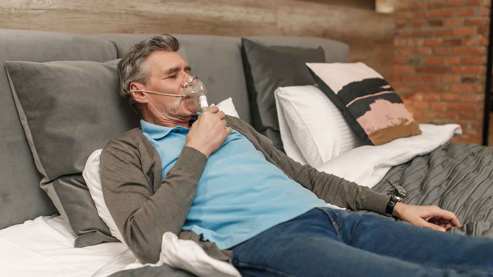 Persona en la cama con oxígeno