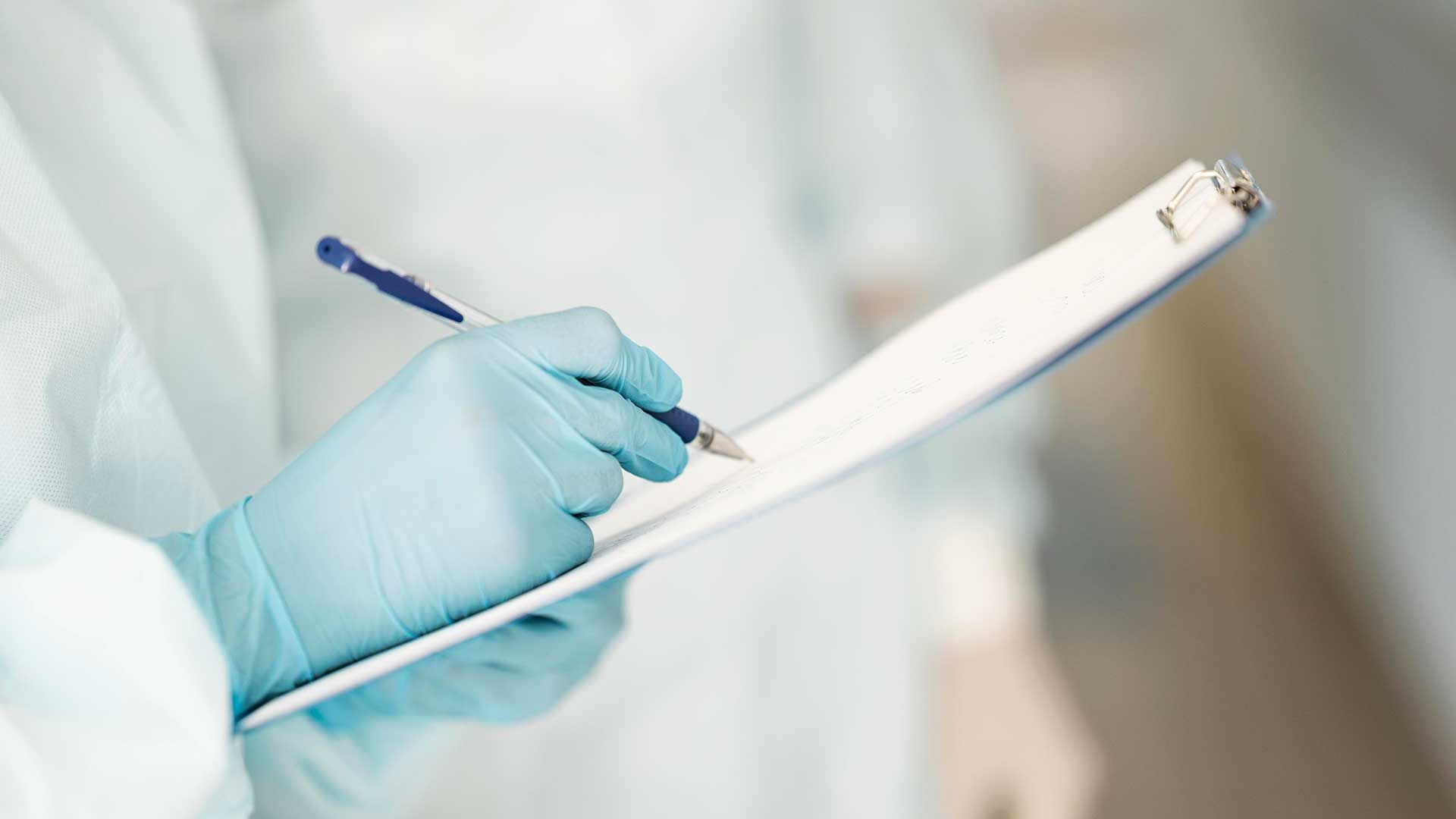 Médico con tableta