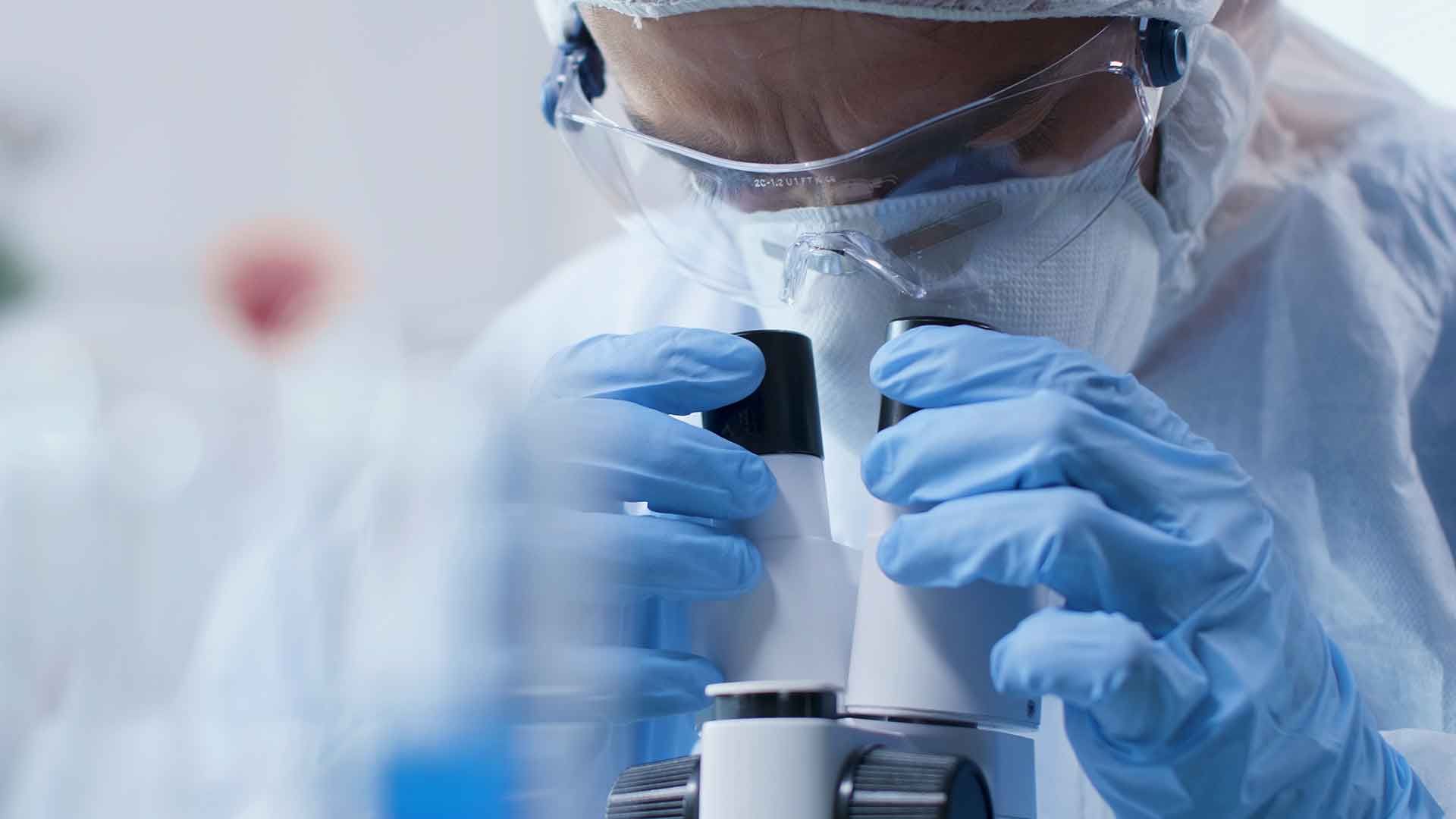 Investigador al microscopio
